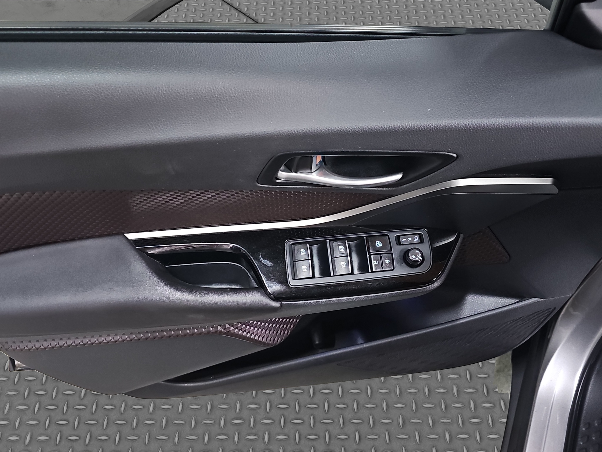 
								Toyota C-HR N.O.V full									