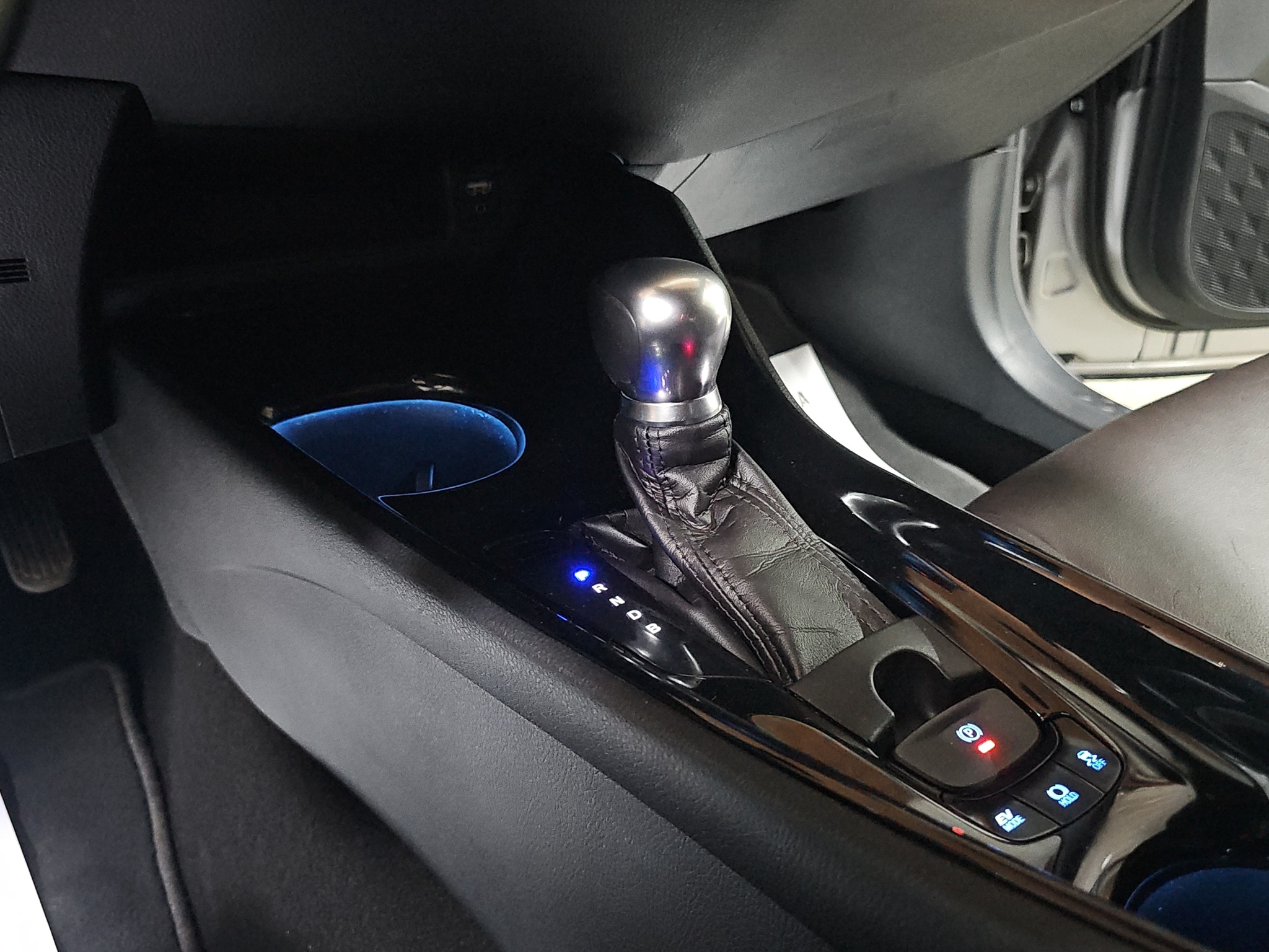 
								Toyota C-HR N.O.V full									