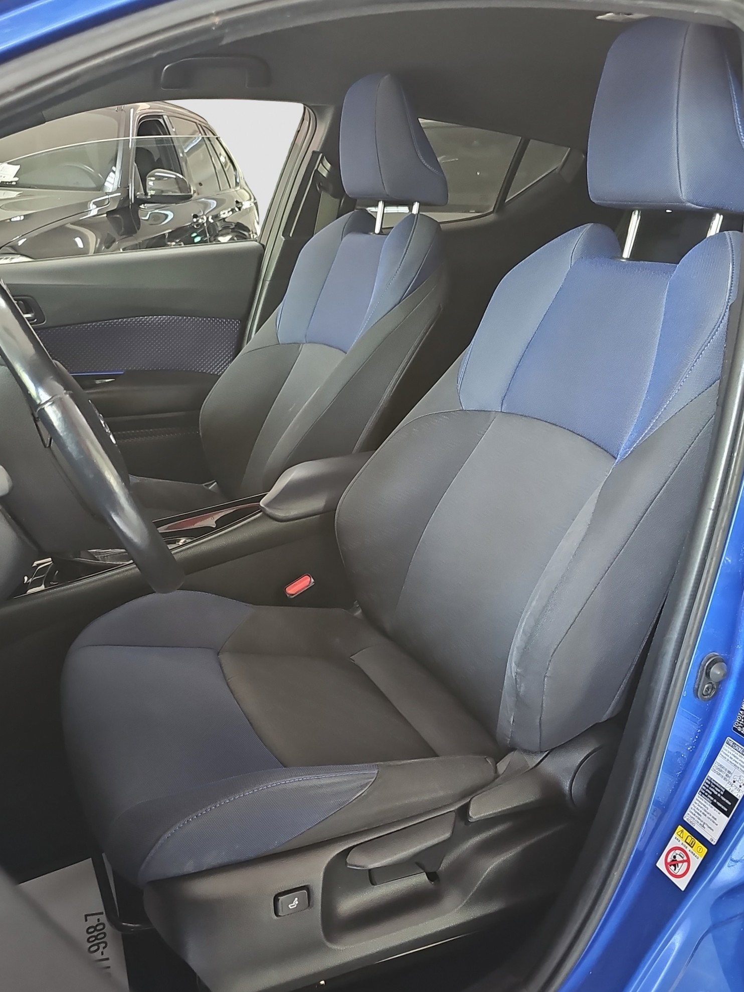 
								Toyota C-HR full									