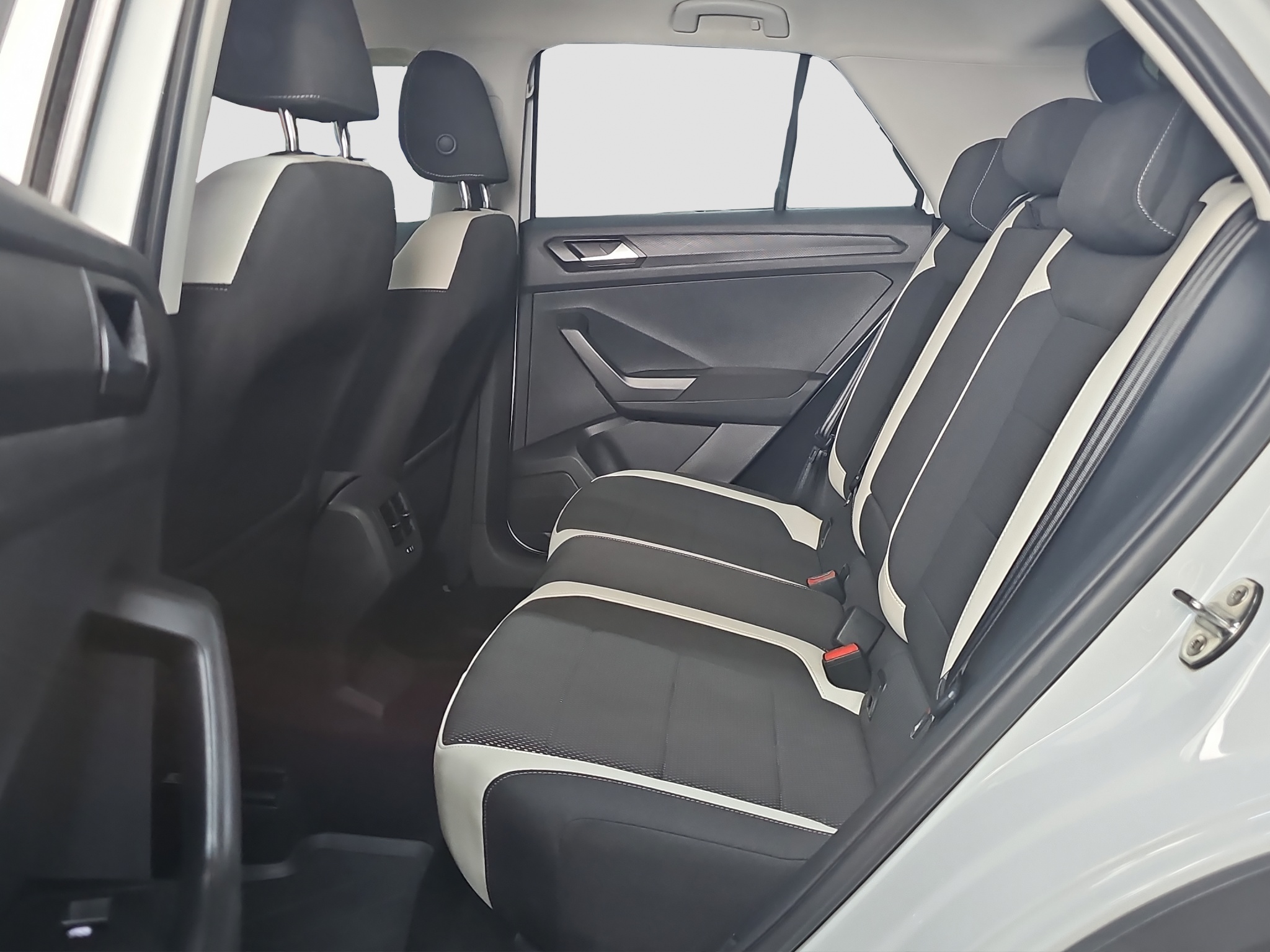 
								Volkswagen T-Roc 4Motion/AUTOM/VIRT full									