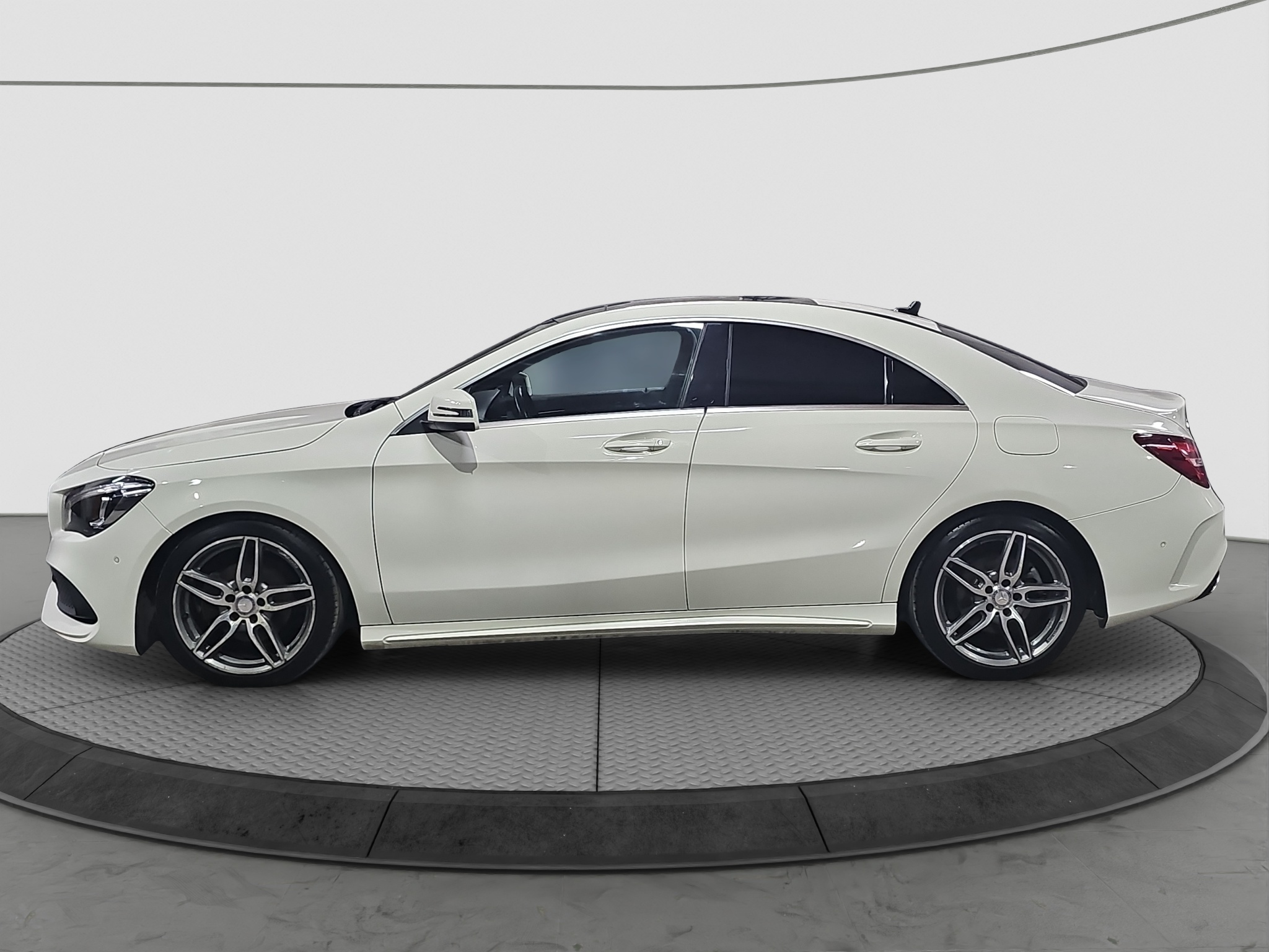 
								Mercedes Benz CLA 180 AMG/AUTO/ŠIBER full									