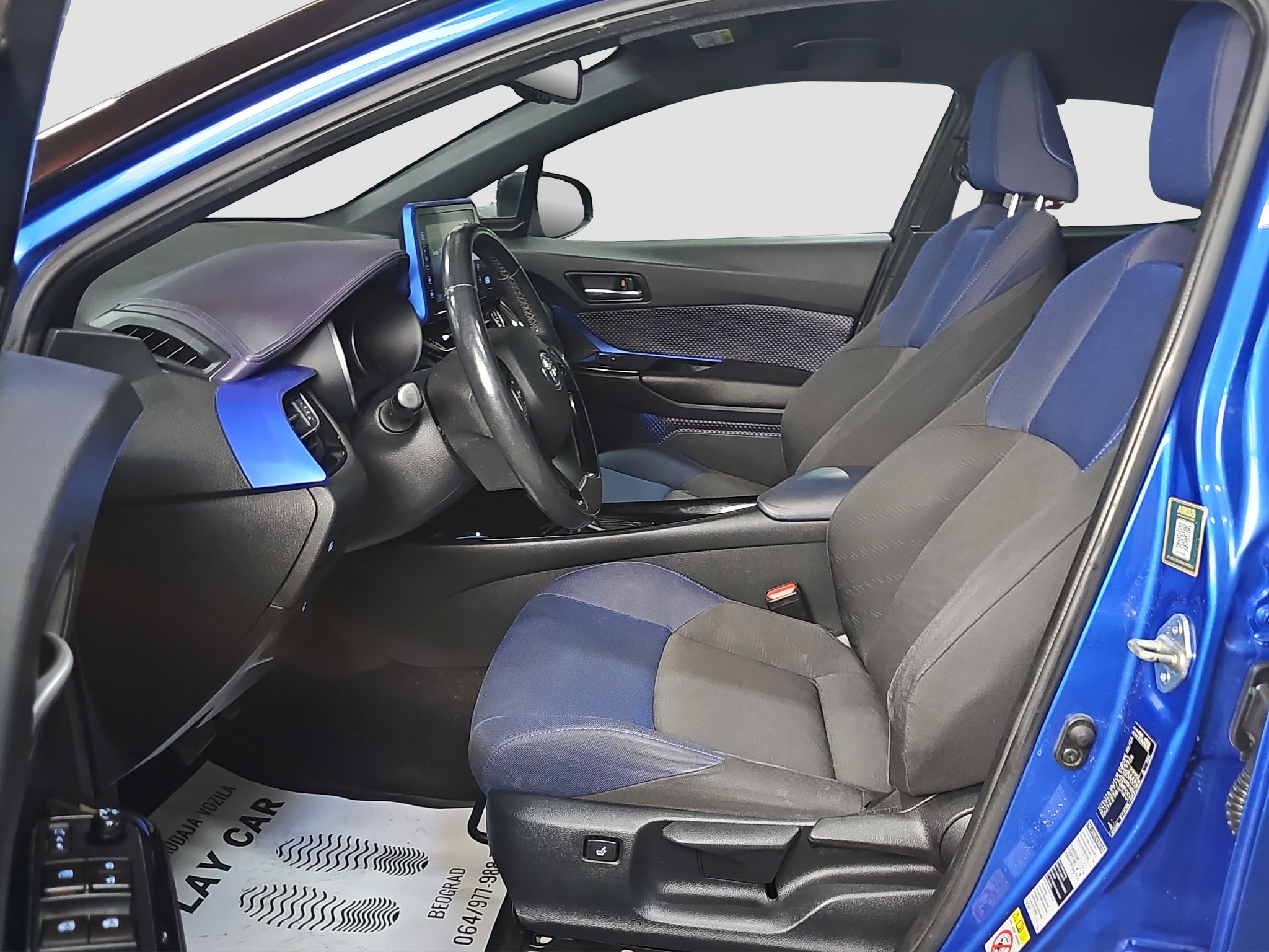 
								Toyota C-HR full									