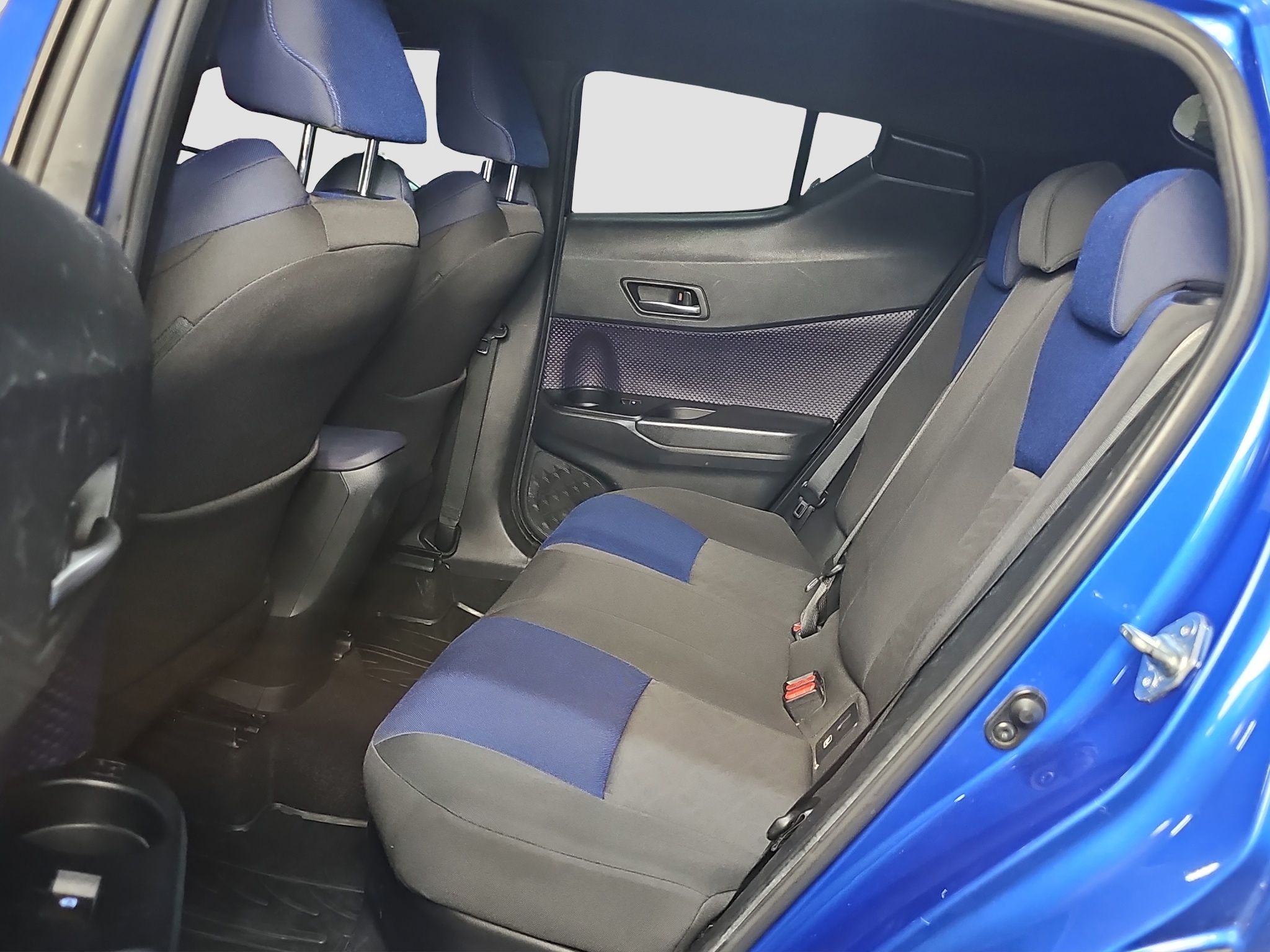 
								Toyota C-HR full									