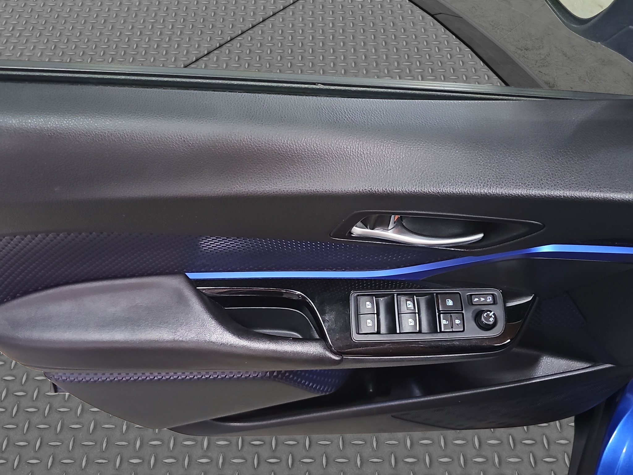 
								Toyota C-HR full									