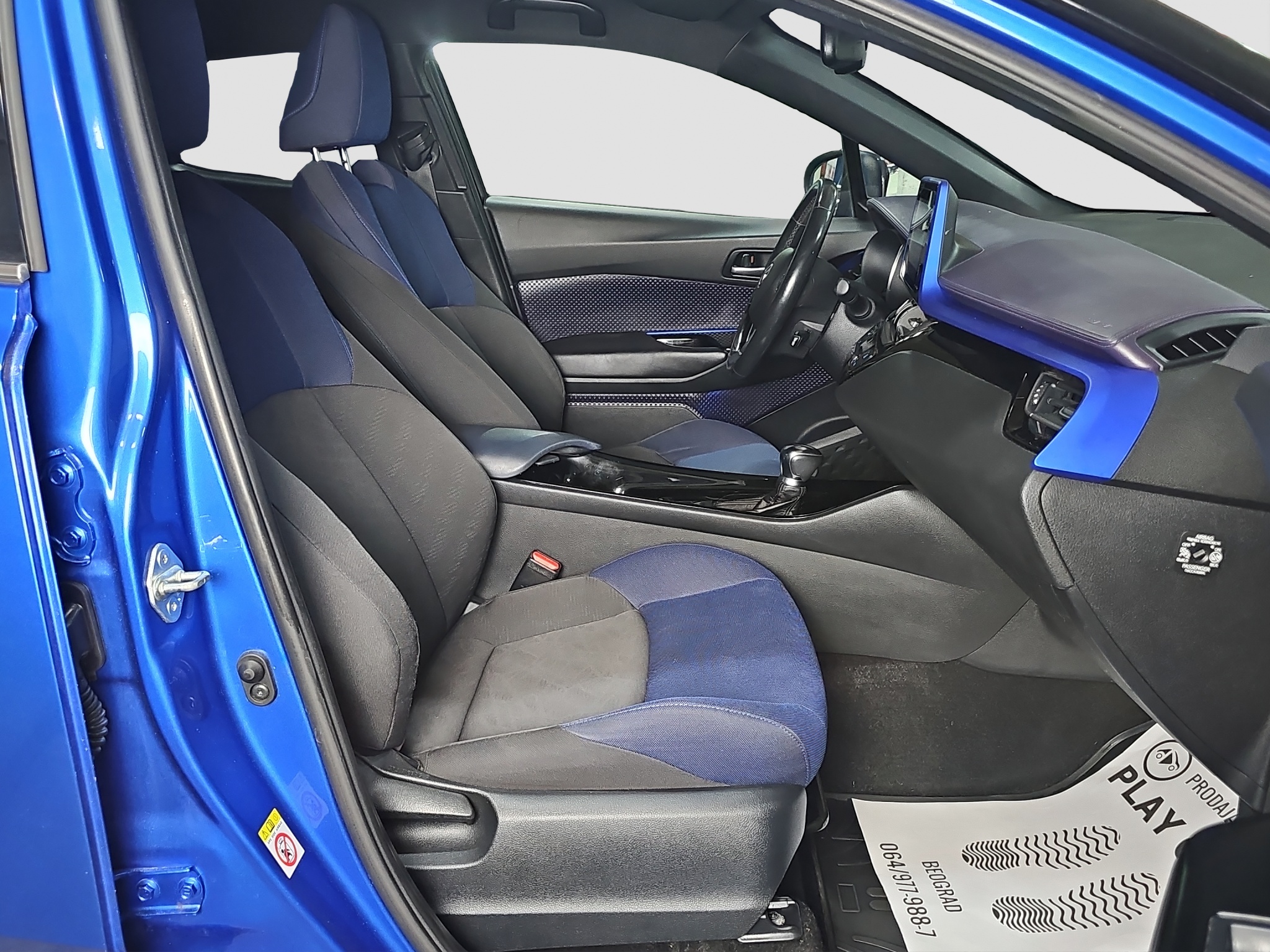 
								Toyota C-HR full									