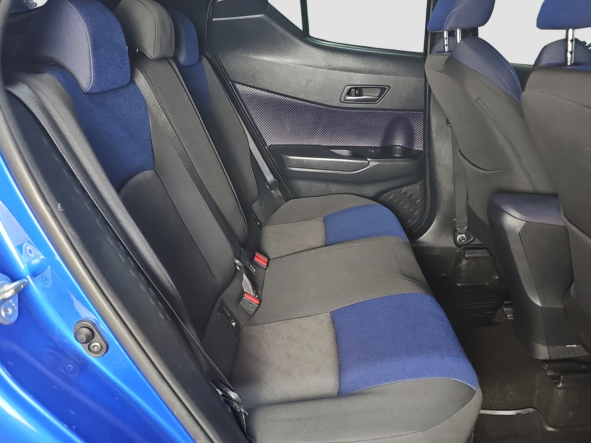 
								Toyota C-HR full									