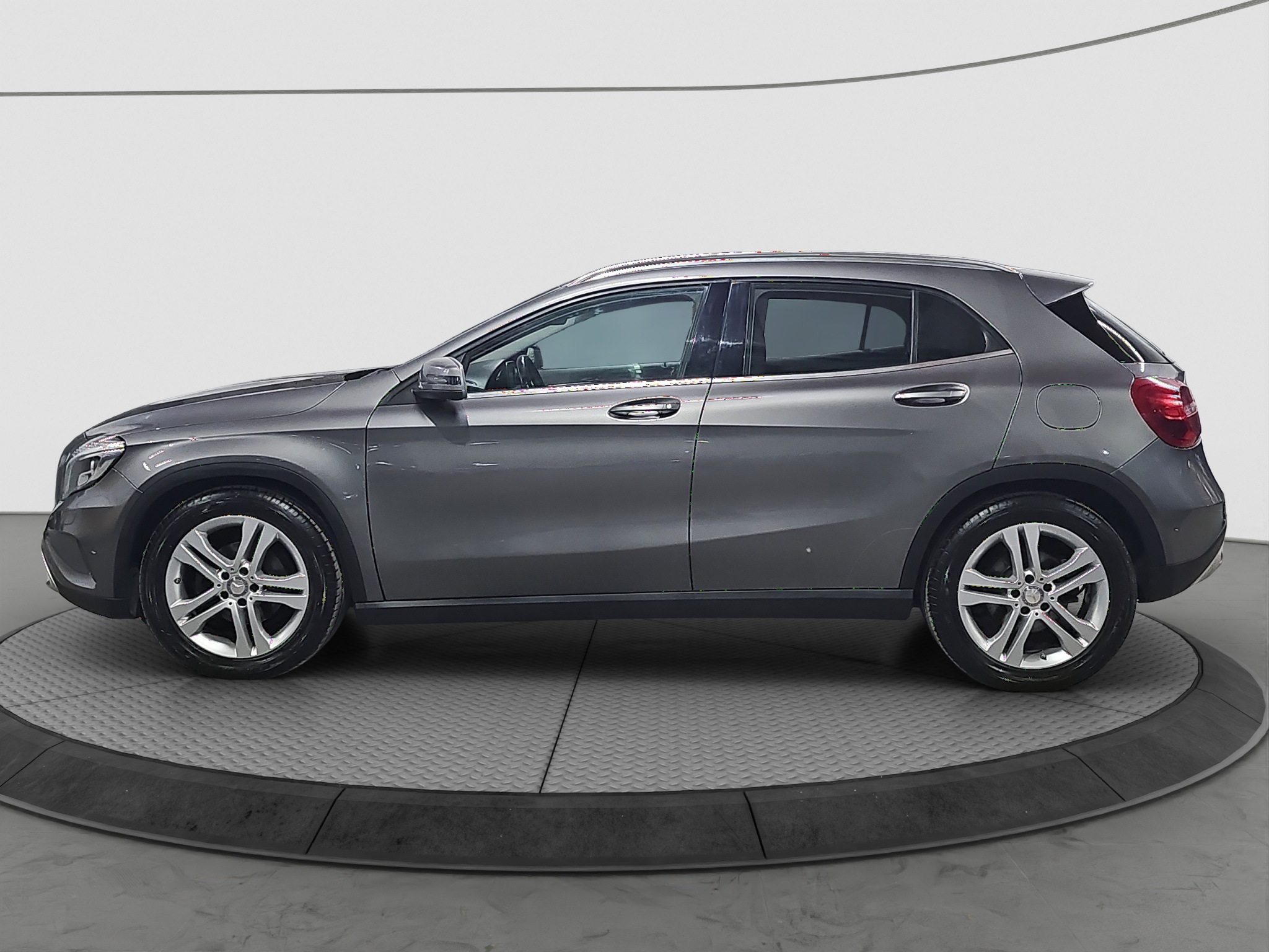 
								Mercedes Benz GLA 180 AUTO/DOBAR full									