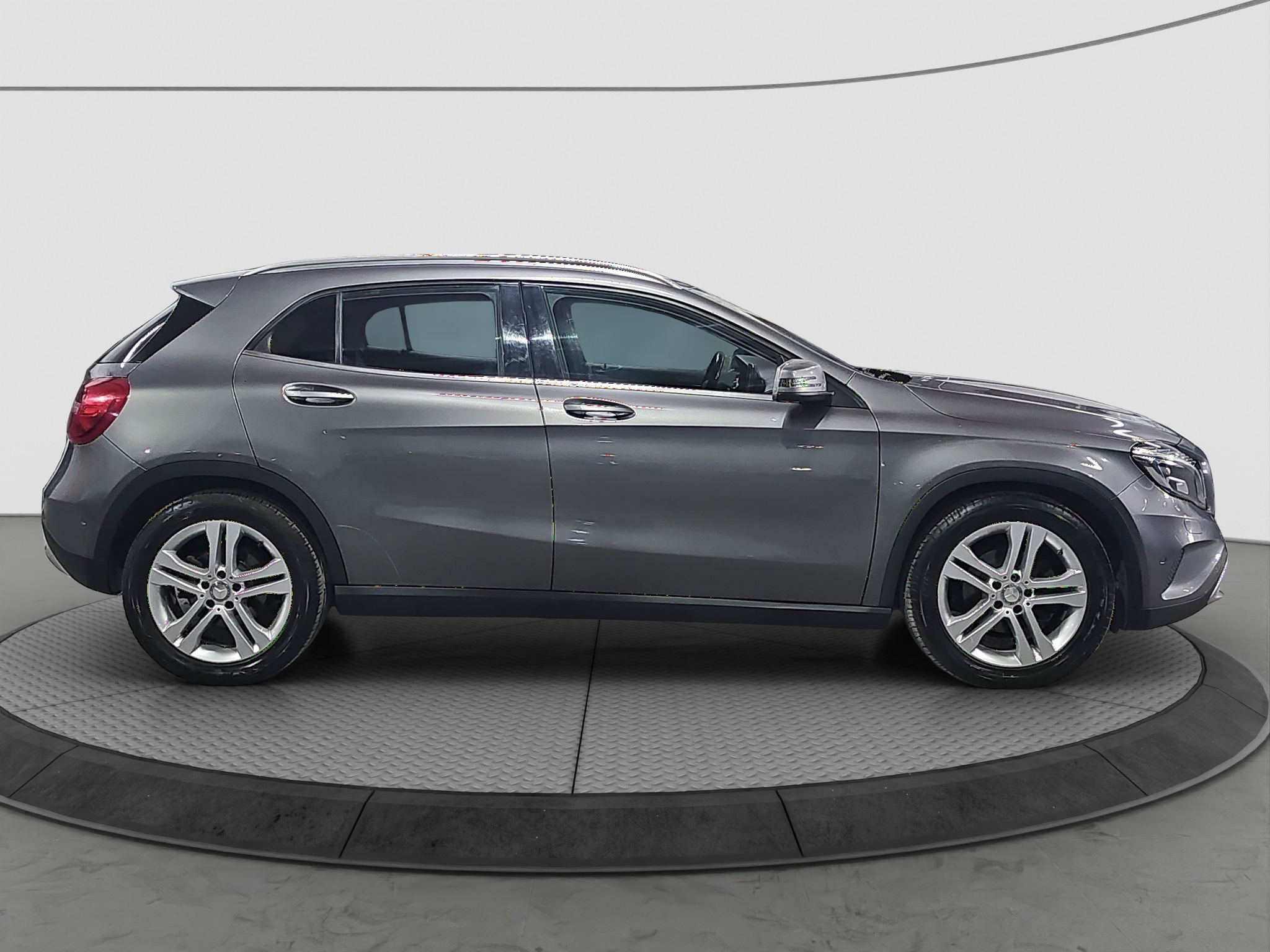 
								Mercedes Benz GLA 180 AUTO/DOBAR full									