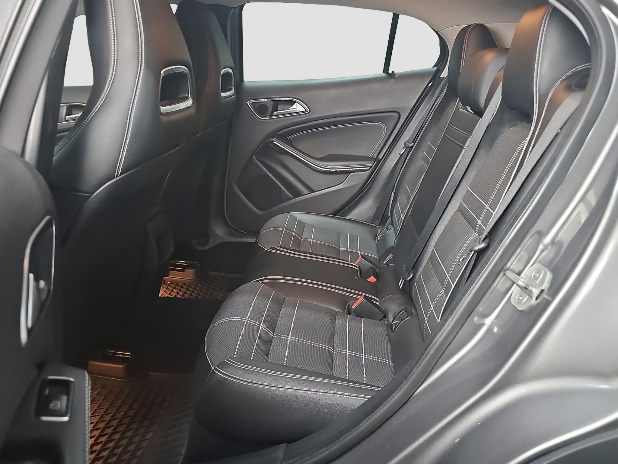 
								Mercedes Benz GLA 180 AUTO/DOBAR full									