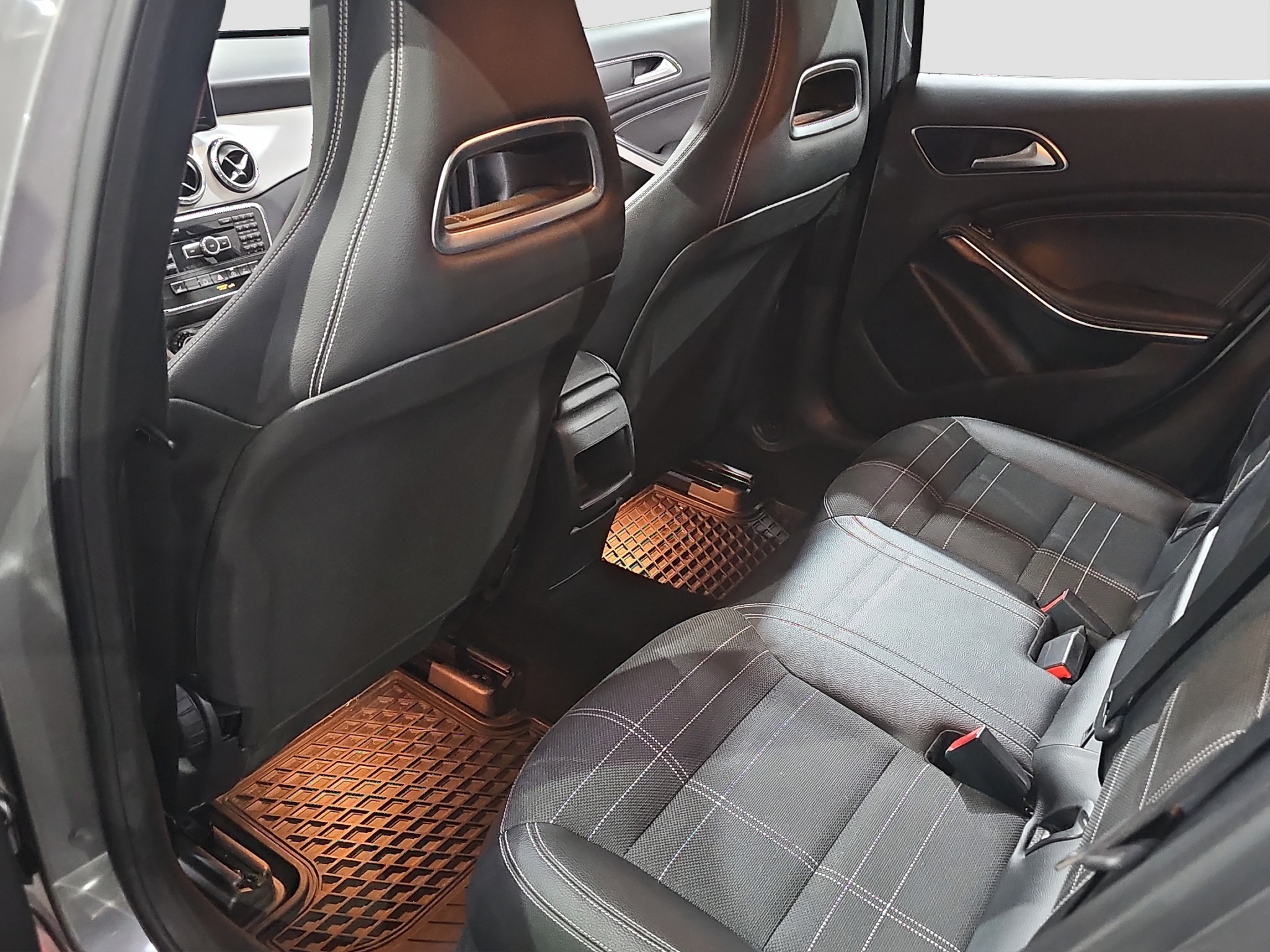 
								Mercedes Benz GLA 180 AUTO/DOBAR full									
