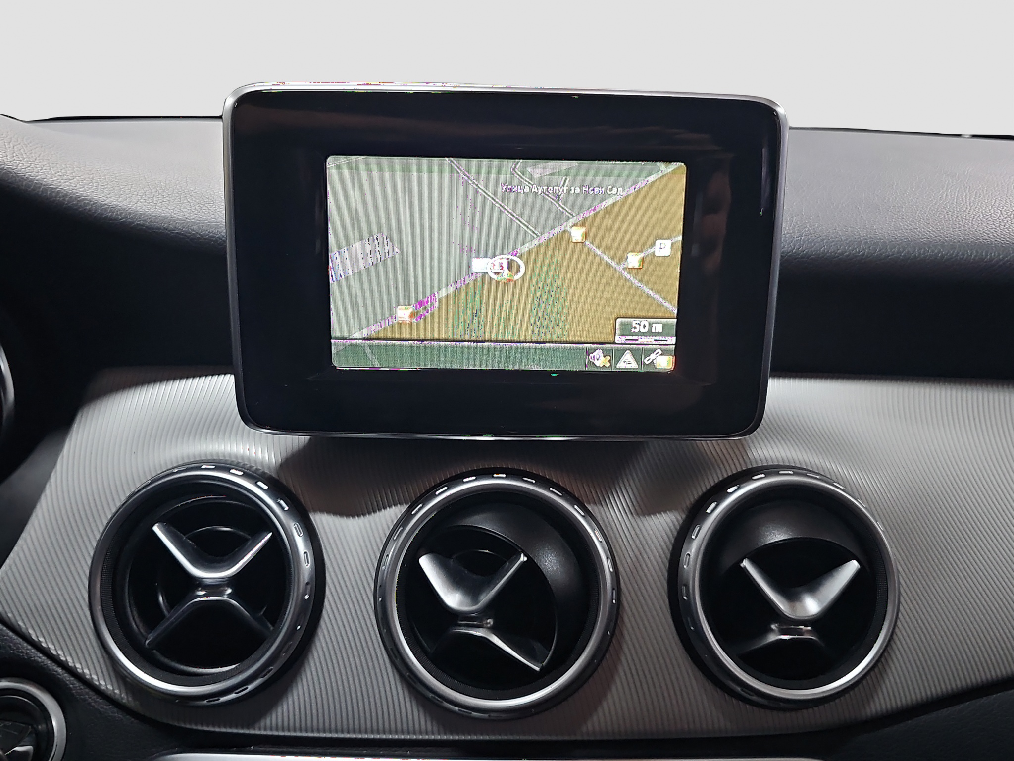 
								Mercedes Benz GLA 180 AUTO/DOBAR full									