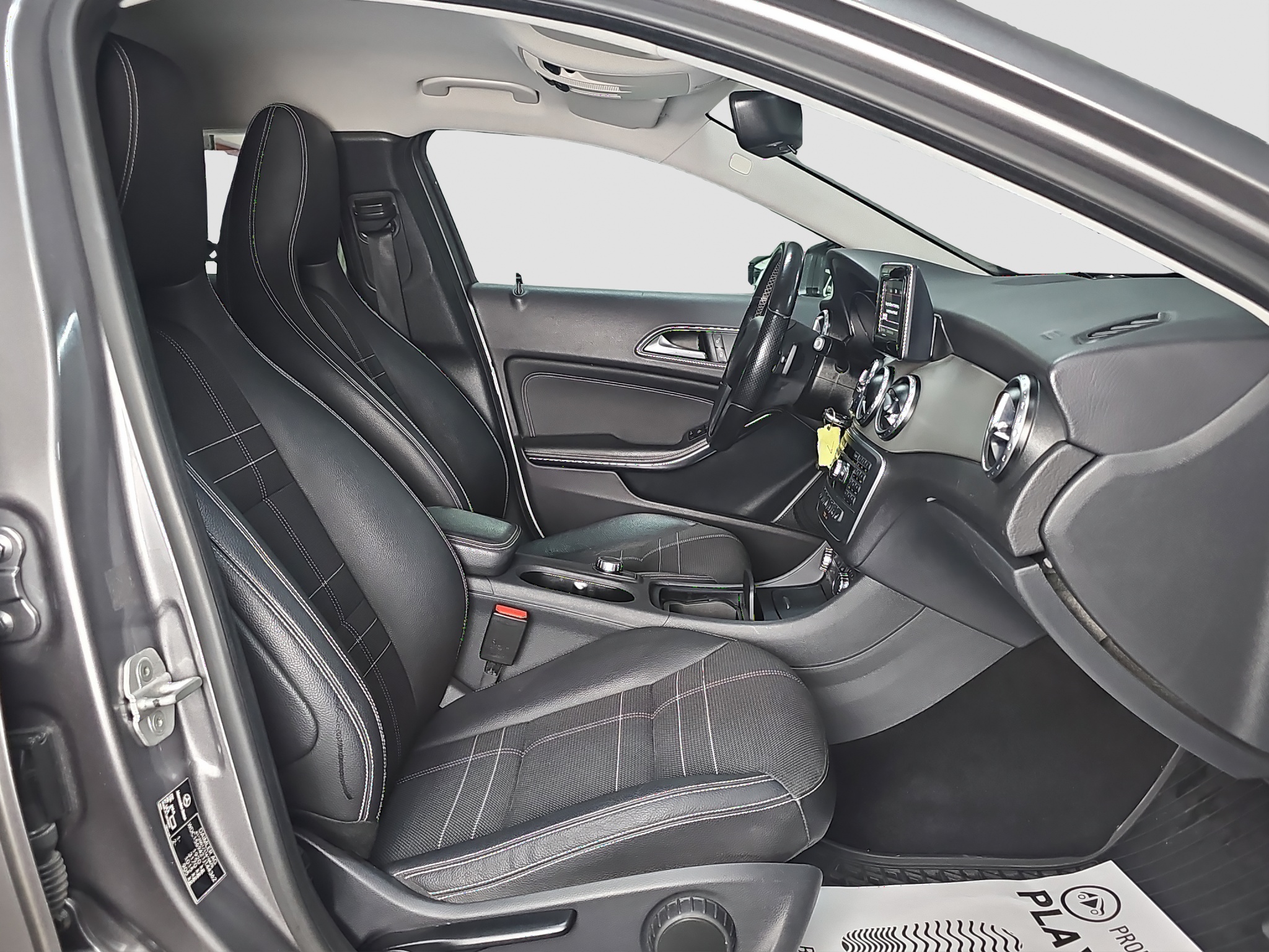
								Mercedes Benz GLA 180 AUTO/DOBAR full									