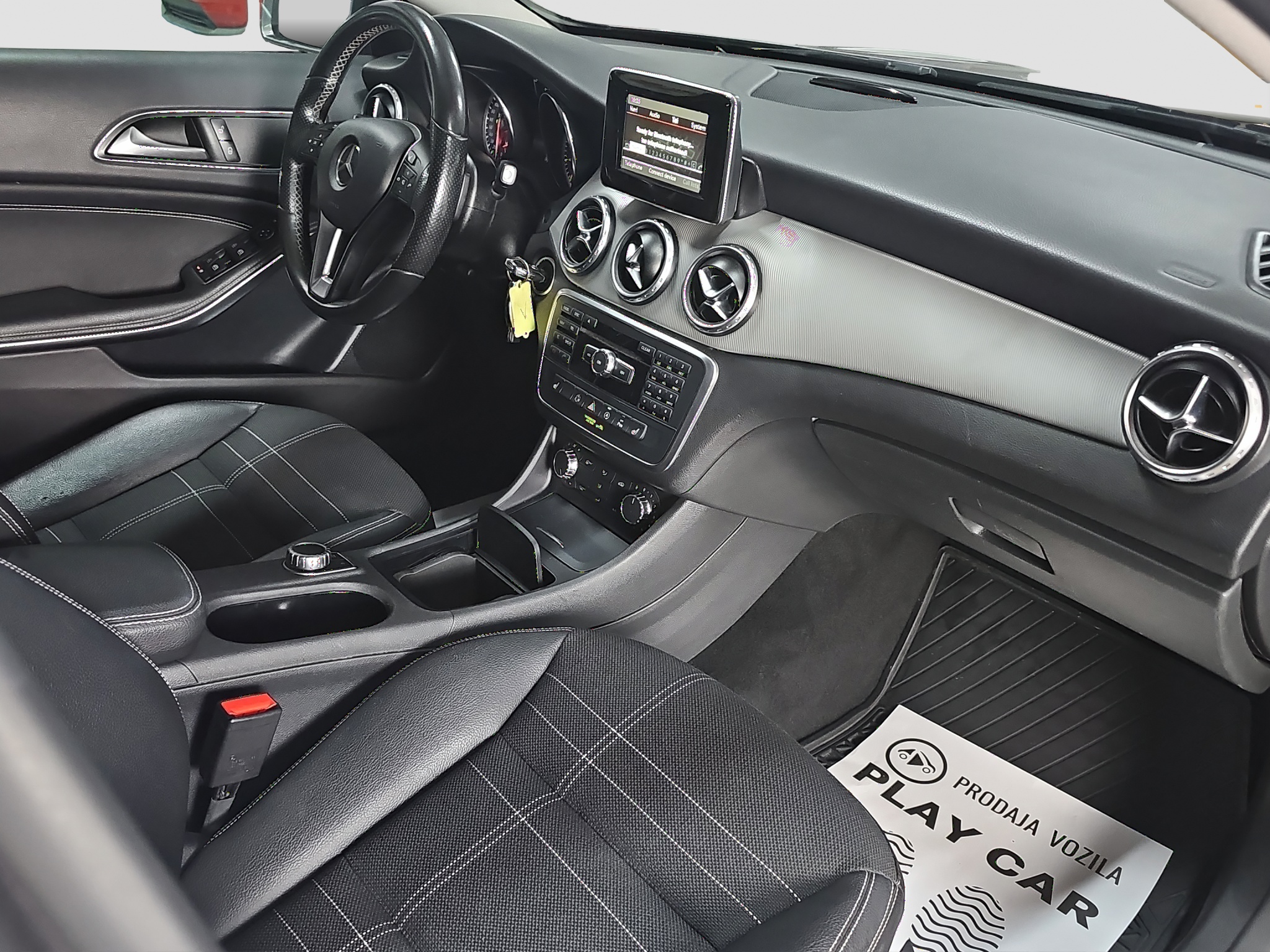 
								Mercedes Benz GLA 180 AUTO/DOBAR full									