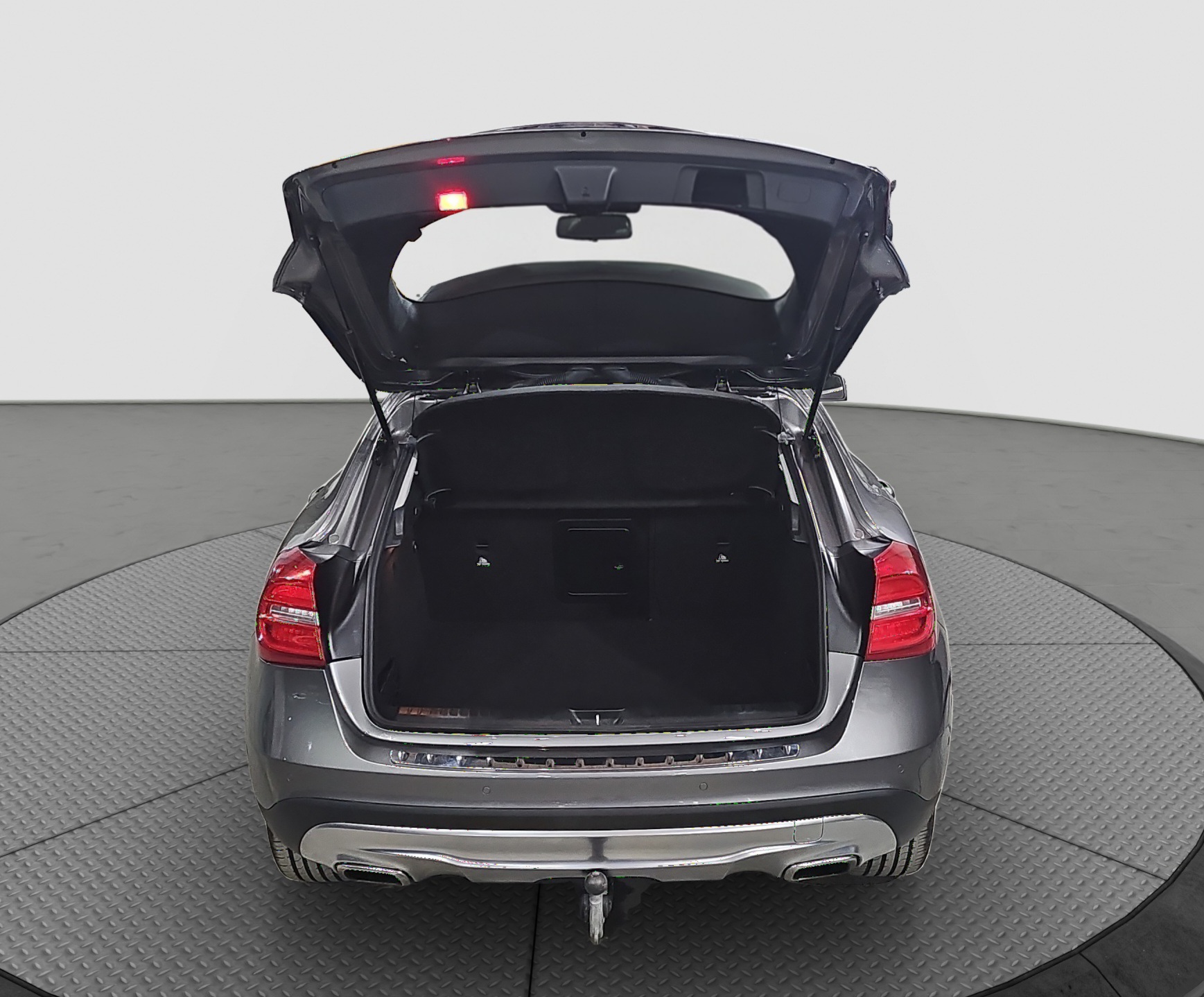 
								Mercedes Benz GLA 180 AUTO/DOBAR full									