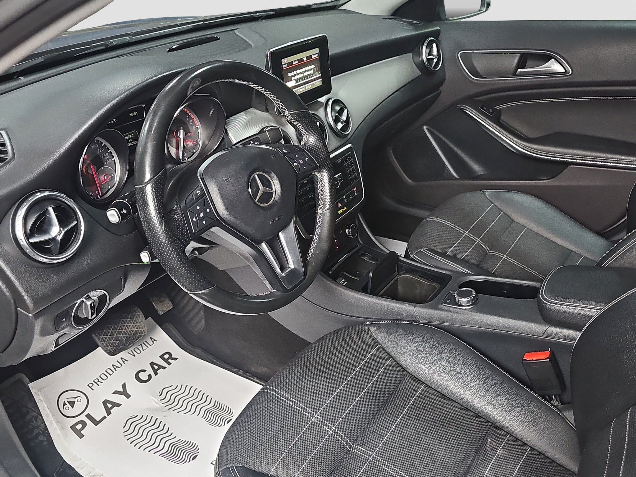
								Mercedes Benz GLA 180 AUTO/DOBAR full									