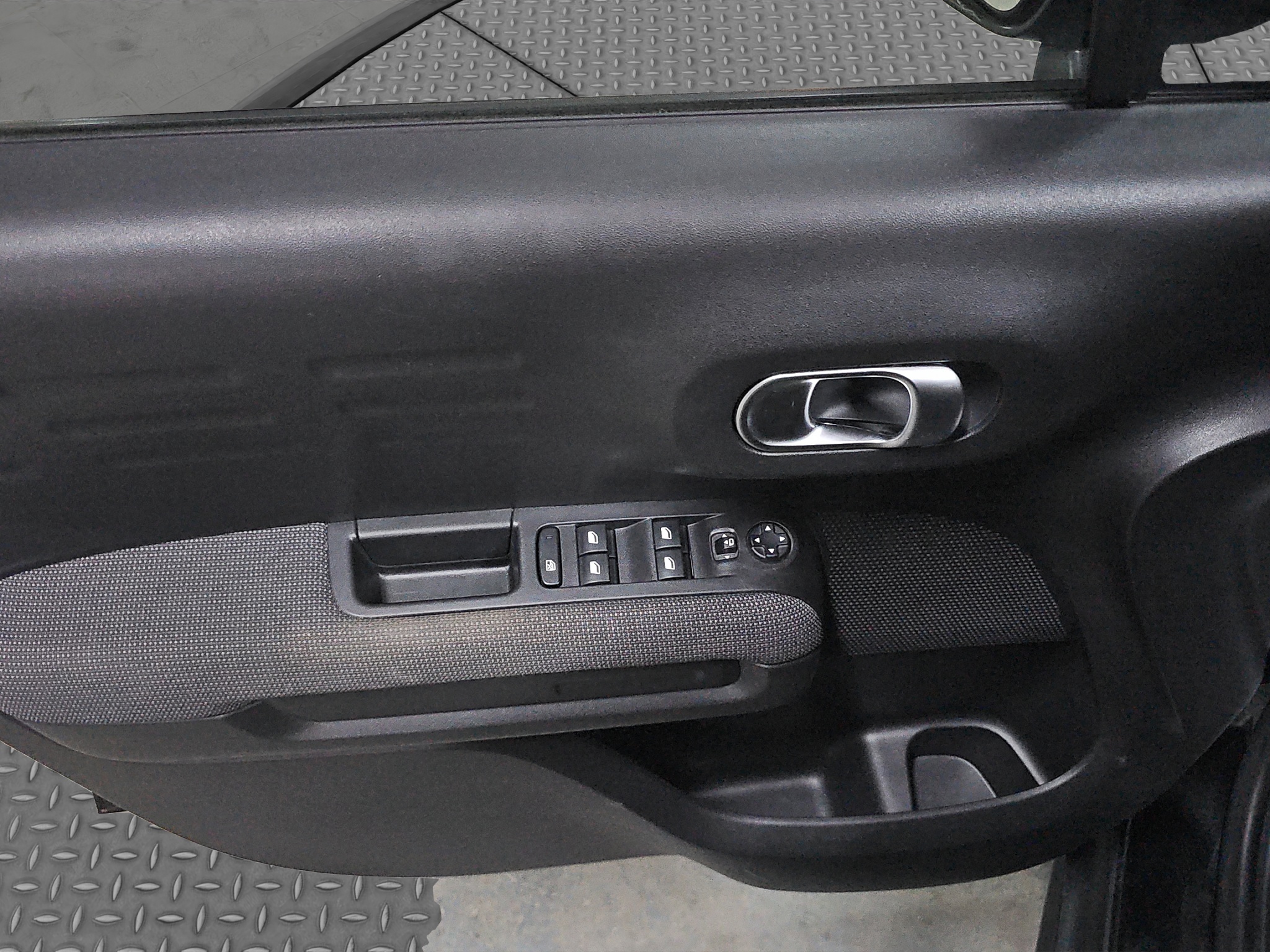 
								Citroen C3 Aircross full									
