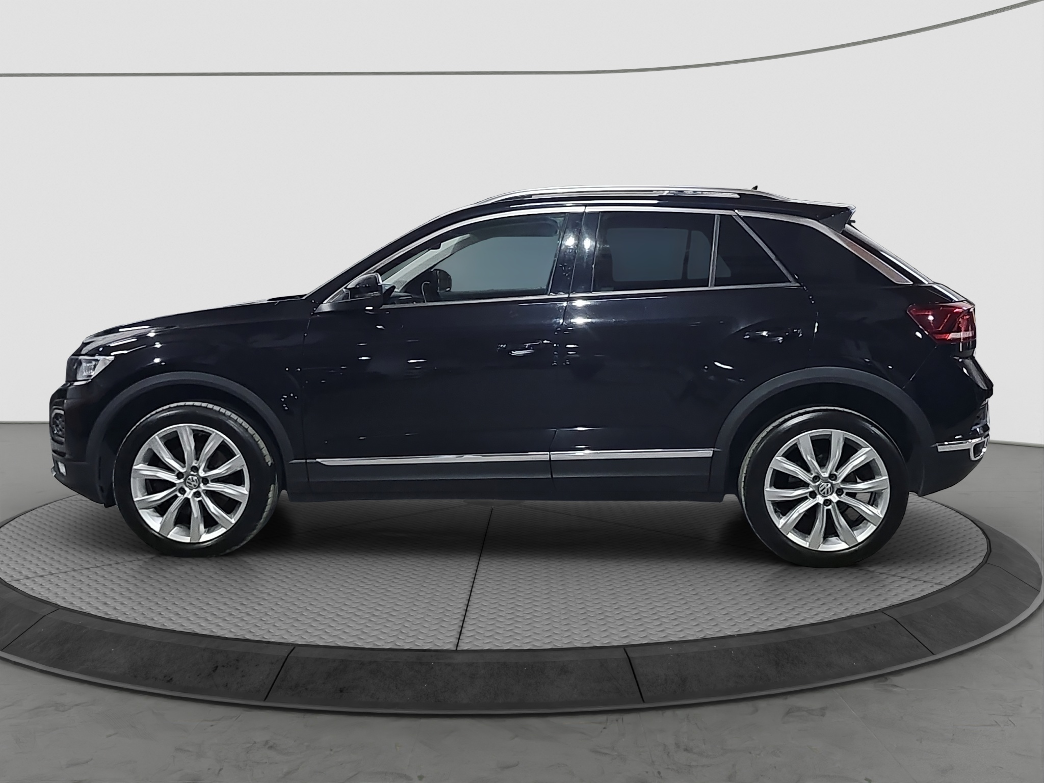 
								Volkswagen T-Roc AUTO/T.O.P/VIRT full									