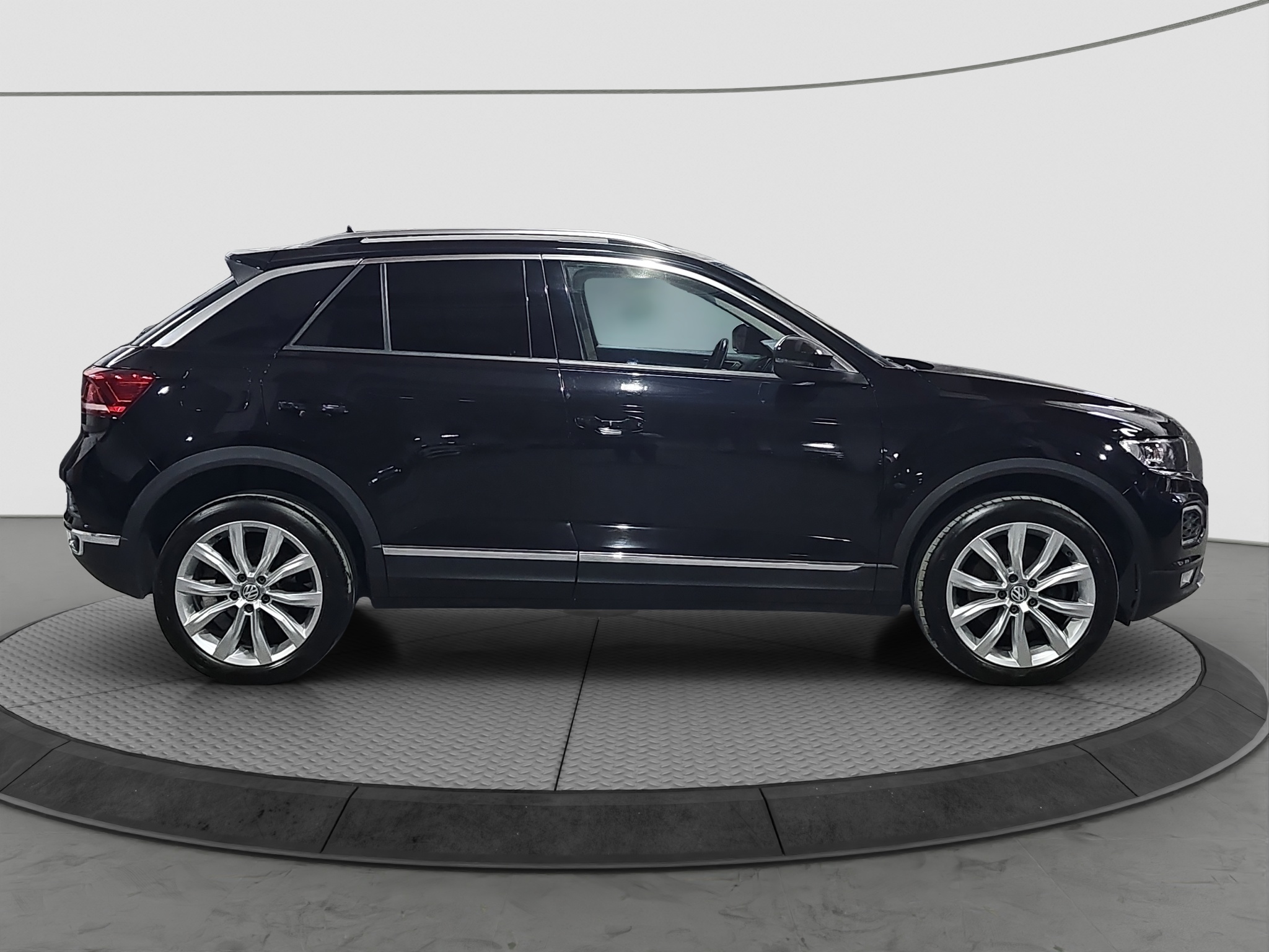 
								Volkswagen T-Roc AUTO/T.O.P/VIRT full									