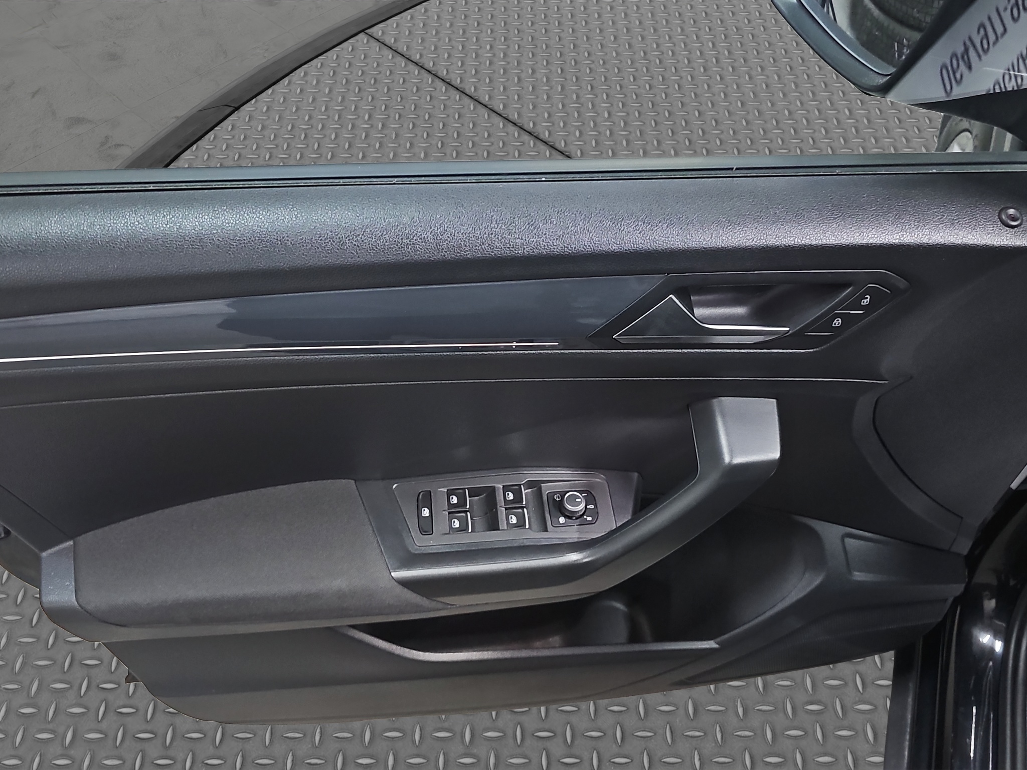 
								Volkswagen T-Roc AUTO/T.O.P/VIRT full									