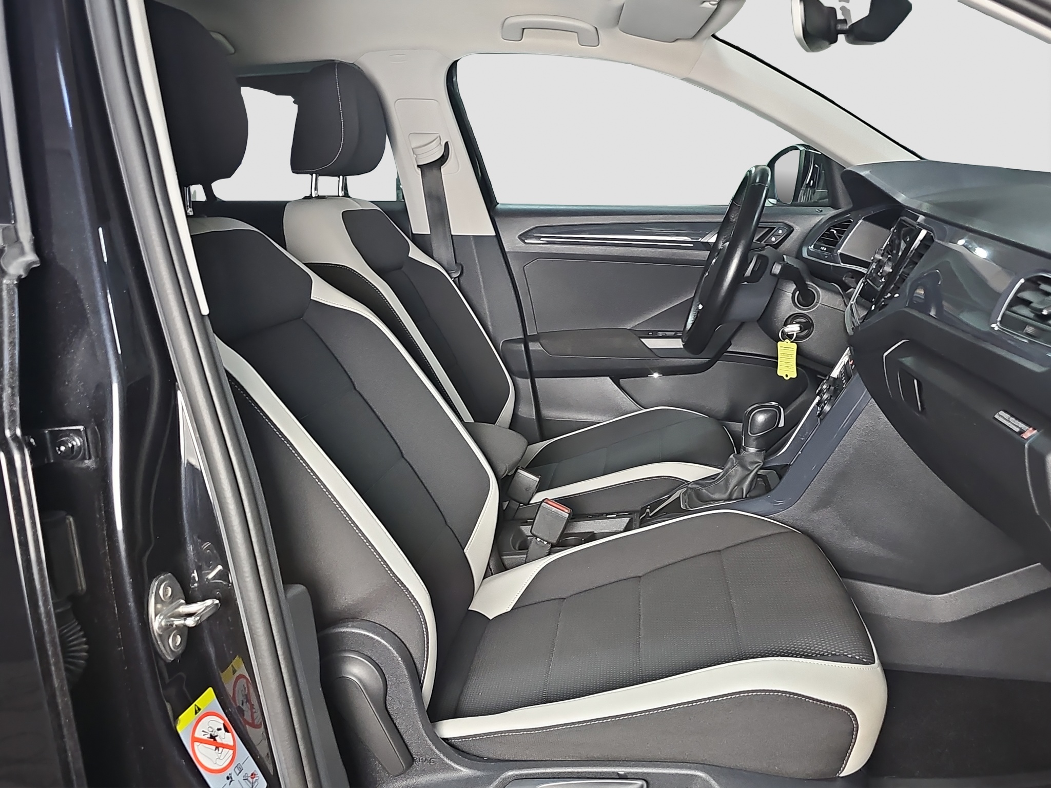 
								Volkswagen T-Roc AUTO/T.O.P/VIRT full									