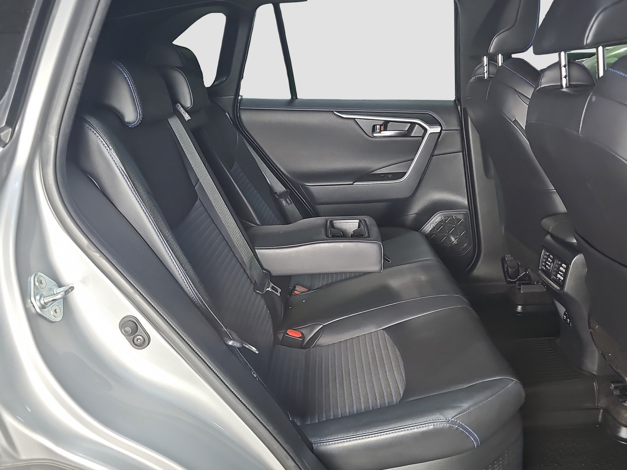 
								Toyota RAV 4 AWD/T0P full									