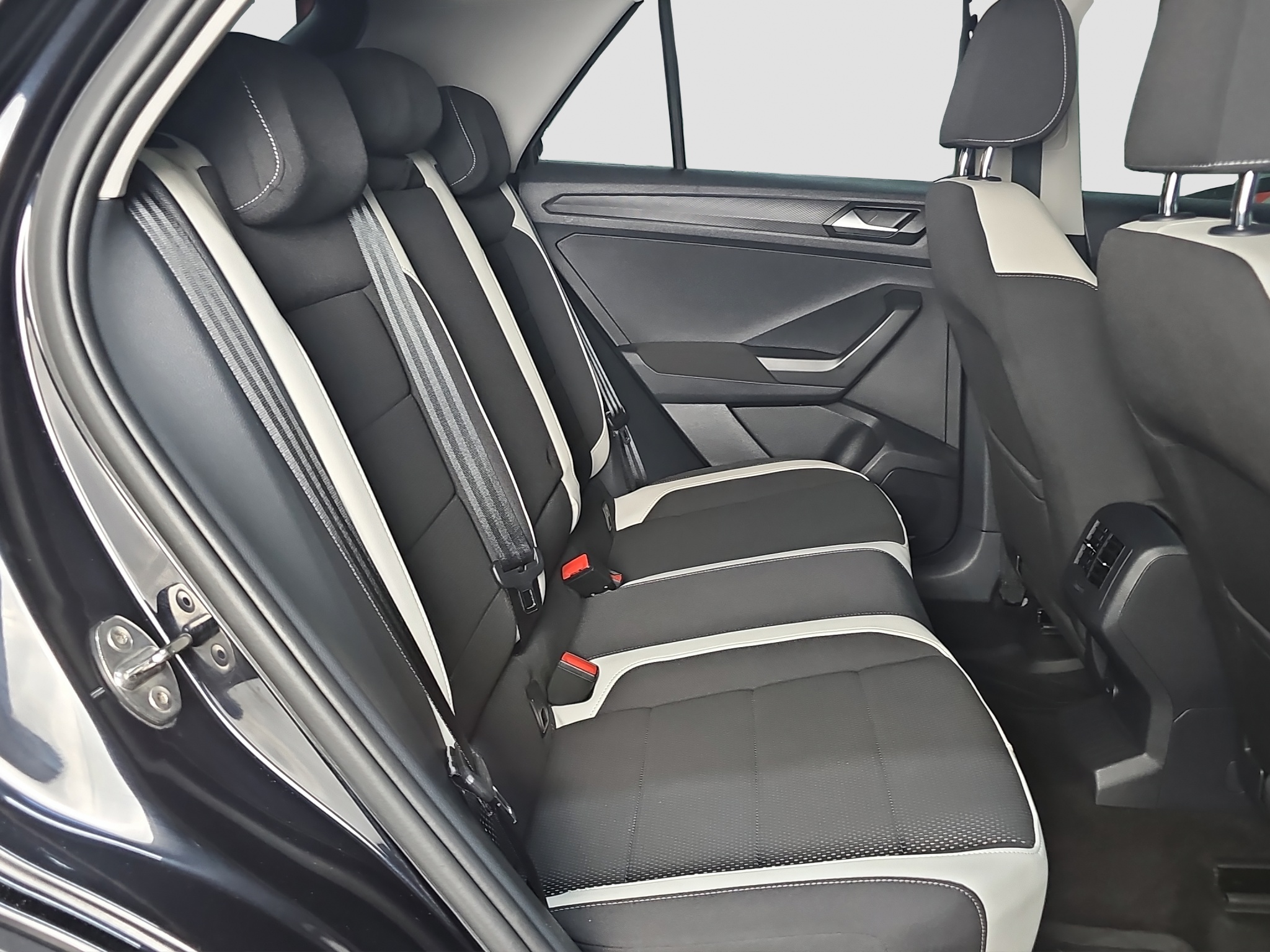 
								Volkswagen T-Roc AUTO/T.O.P/VIRT full									