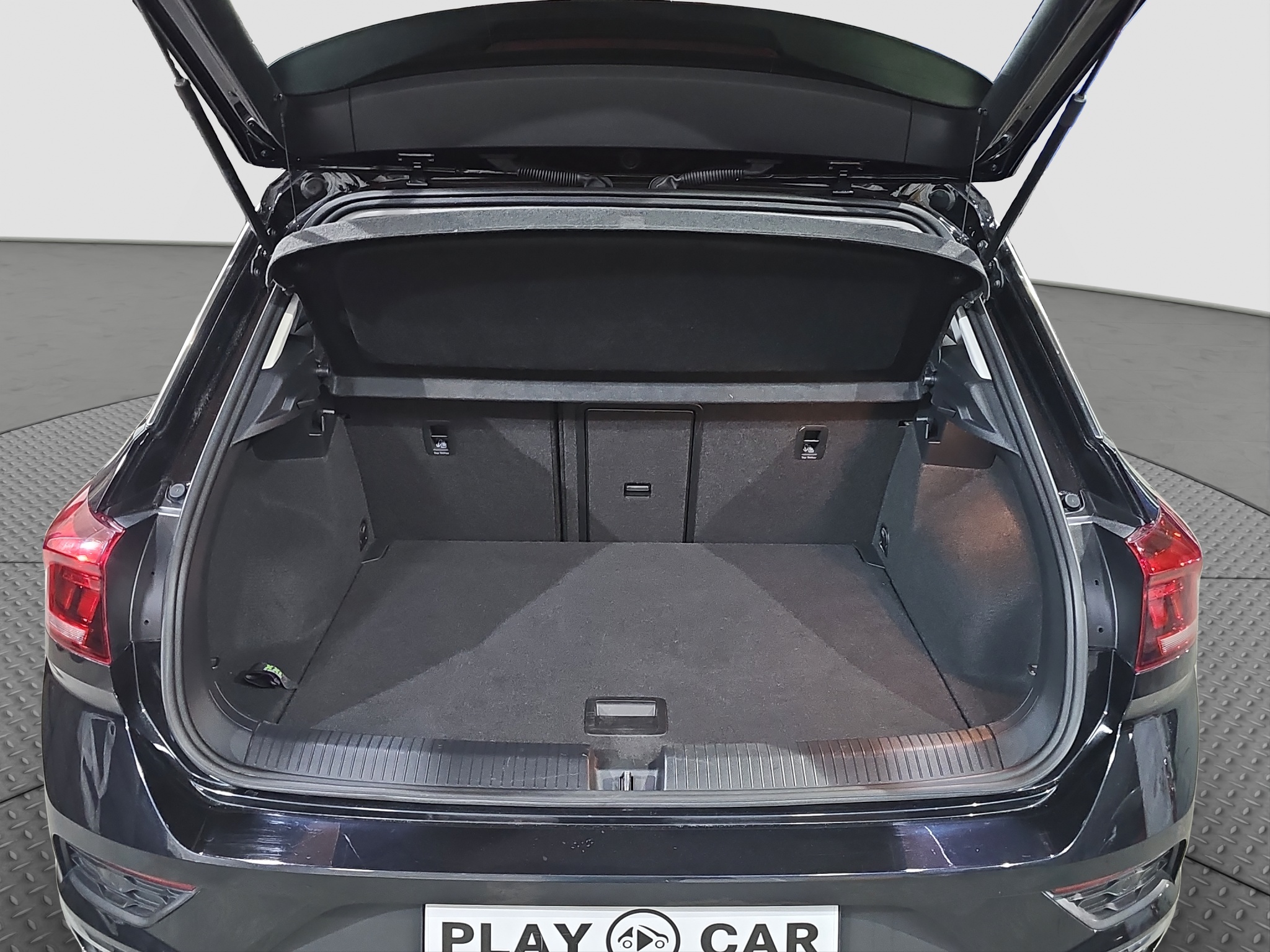 
								Volkswagen T-Roc AUTO/T.O.P/VIRT full									