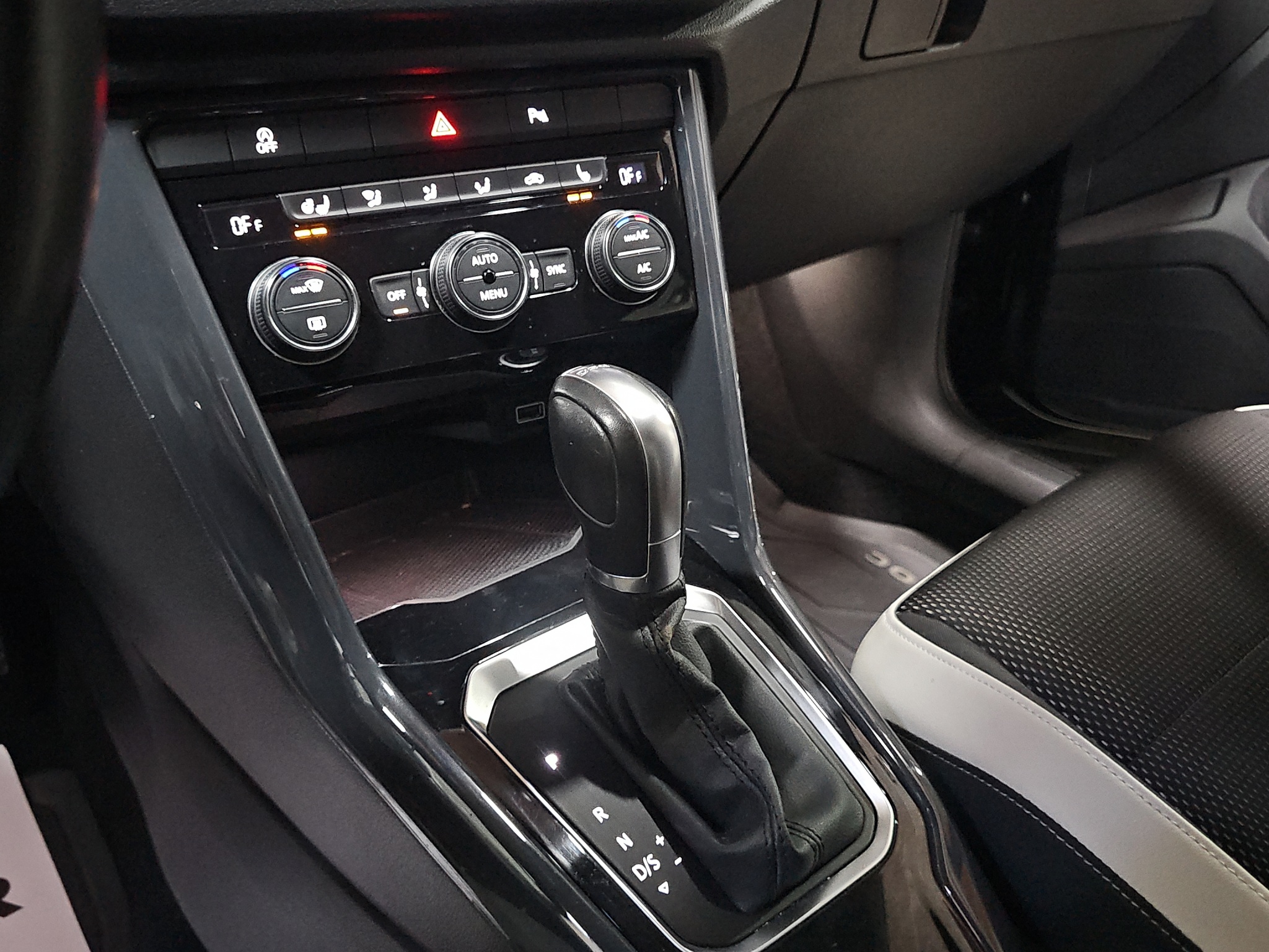 
								Volkswagen T-Roc AUTO/T.O.P/VIRT full									