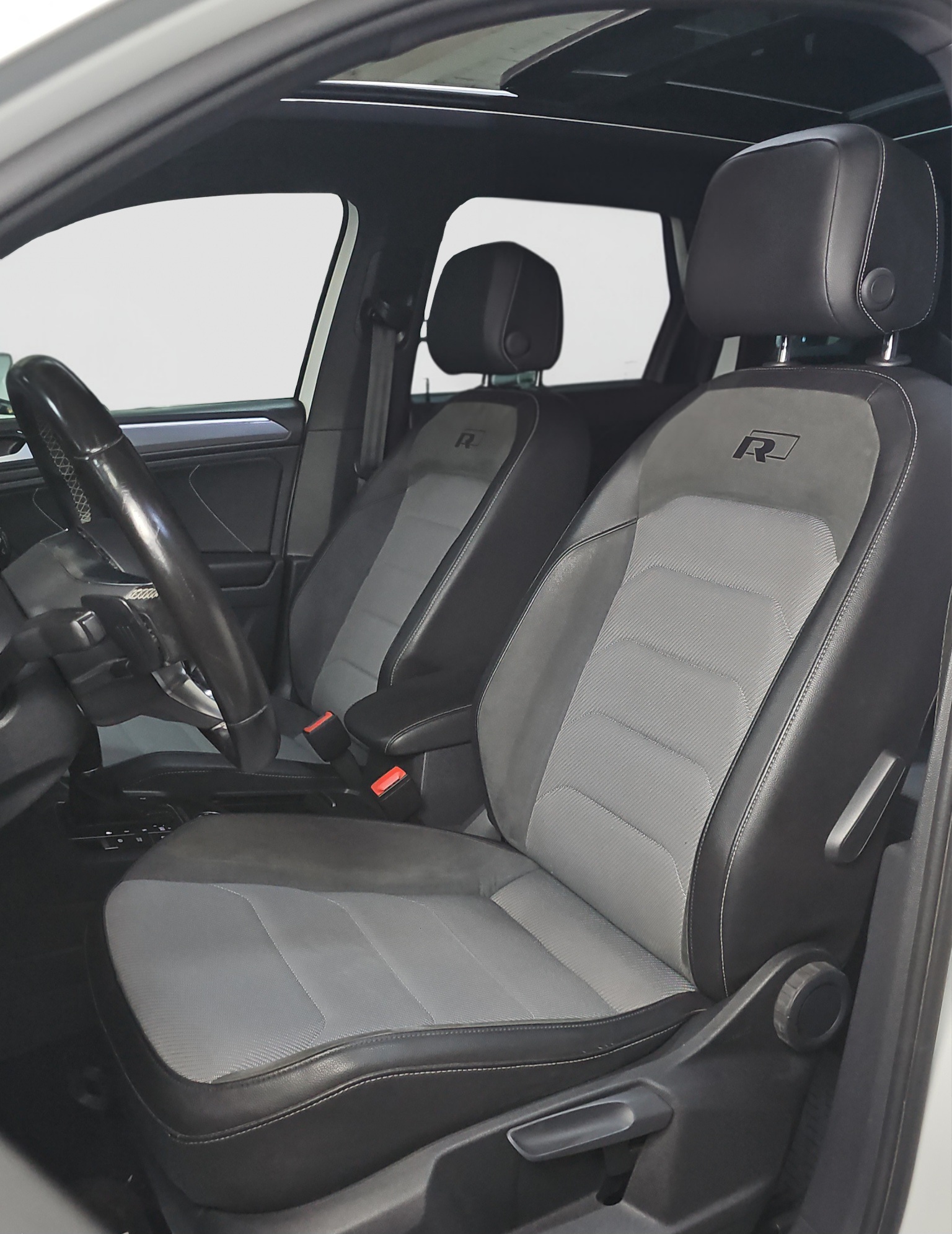 
								Volkswagen Tiguan R-line x2/4M/VIRT full									
