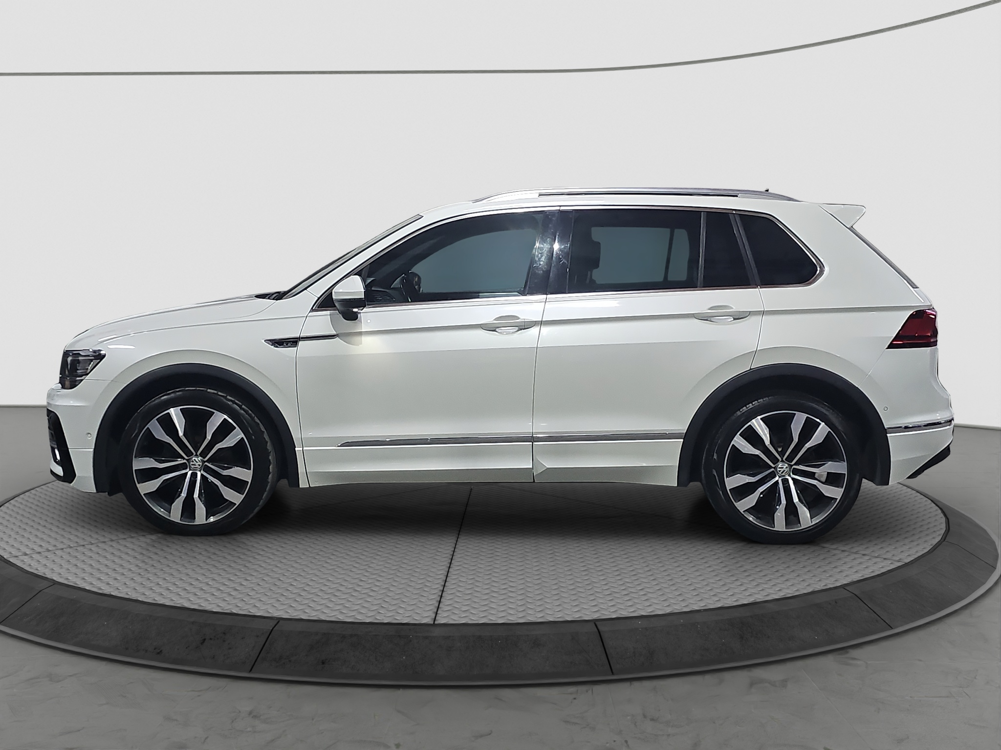 
								Volkswagen Tiguan R-line x2/4M/VIRT full									