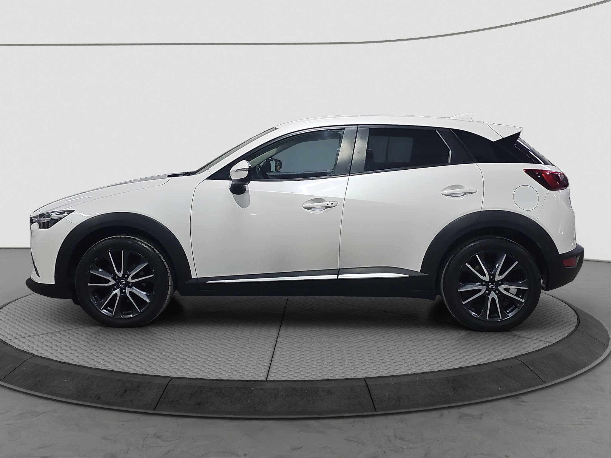 
								Mazda CX-3 AUTO/FU.LL full									