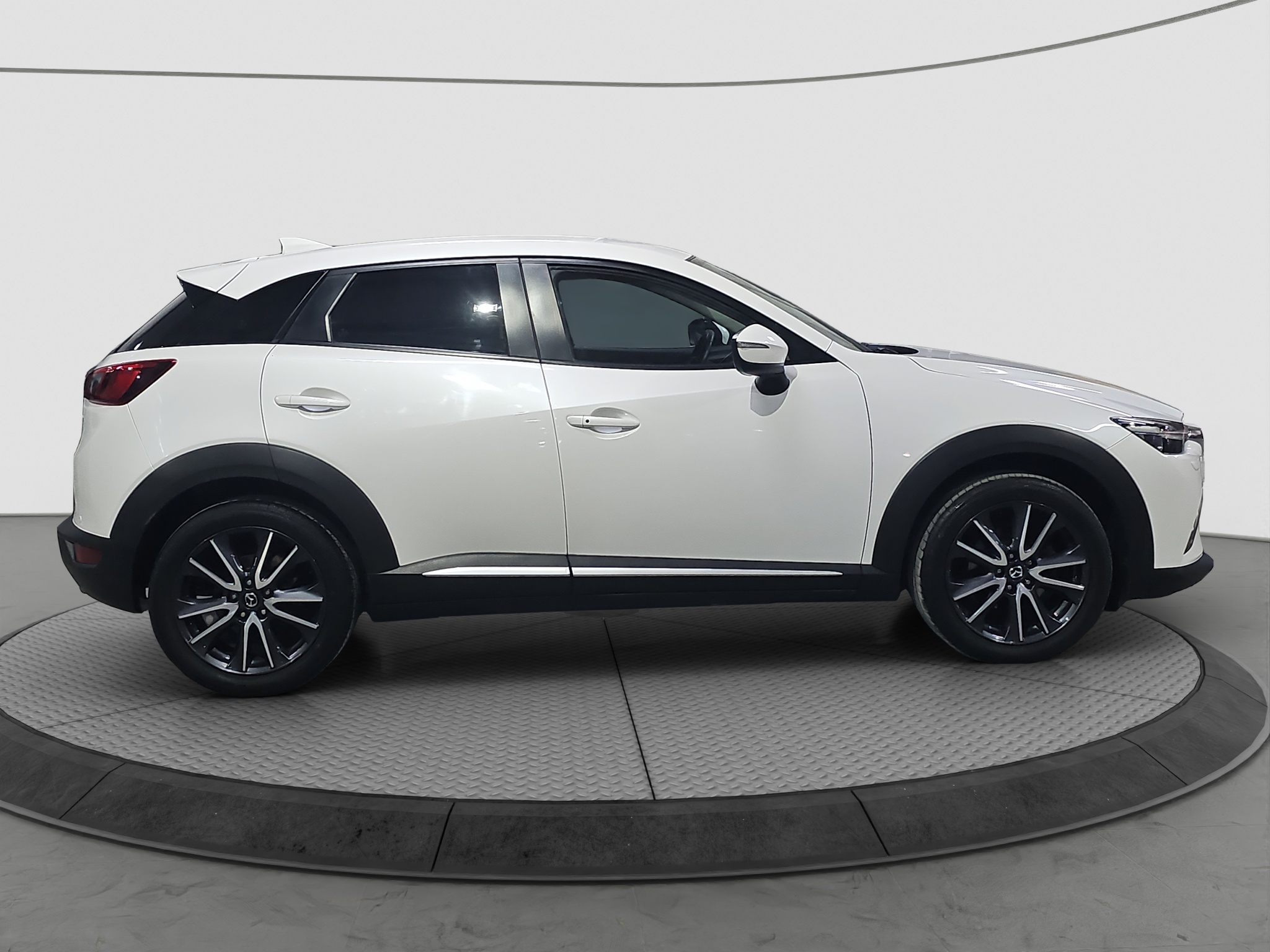 
								Mazda CX-3 AUTO/FU.LL full									