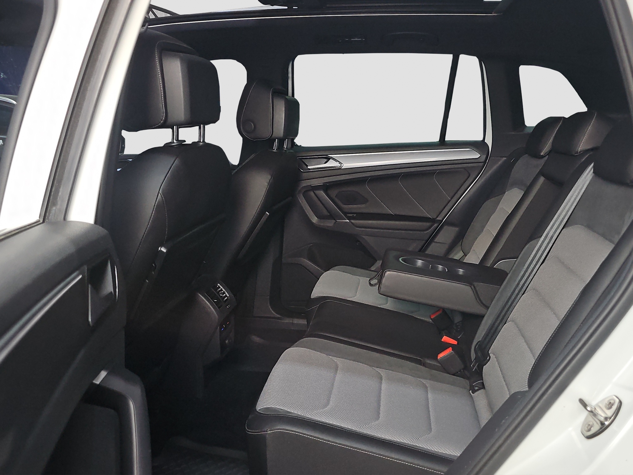 
								Volkswagen Tiguan R-line x2/4M/VIRT full									