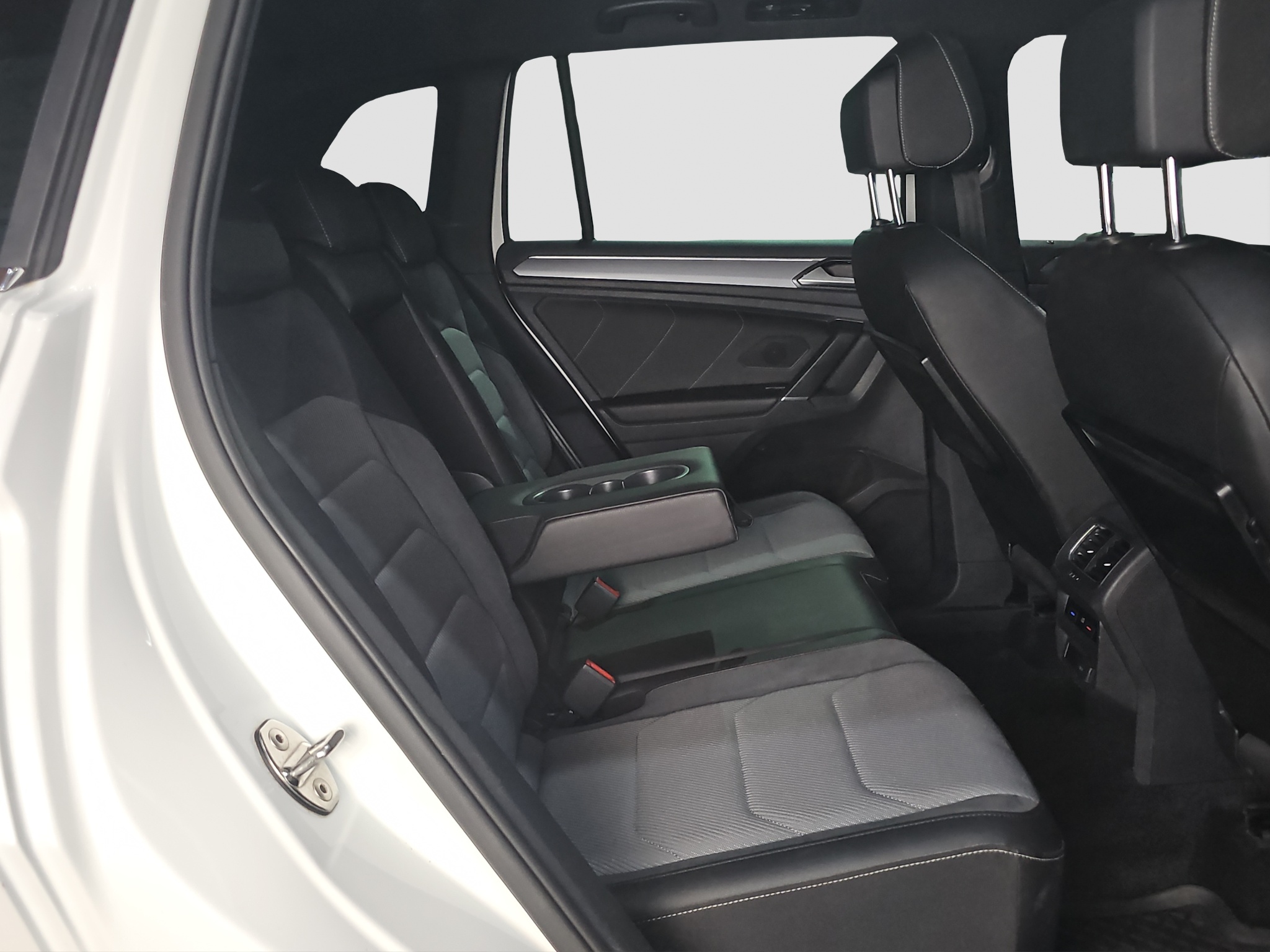 
								Volkswagen Tiguan R-line x2/4M/VIRT full									