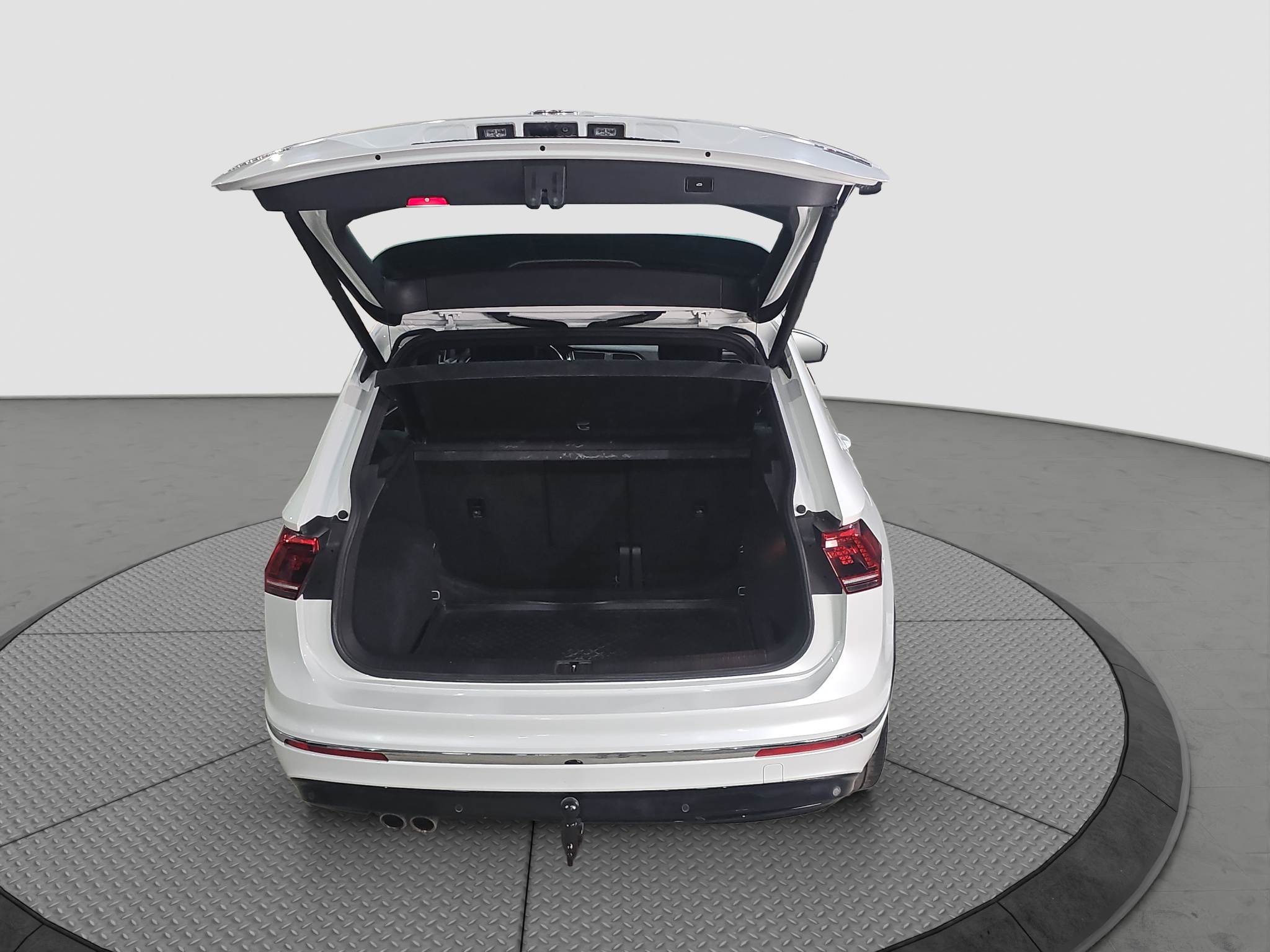 
								Volkswagen Tiguan R-line x2/4M/VIRT full									
