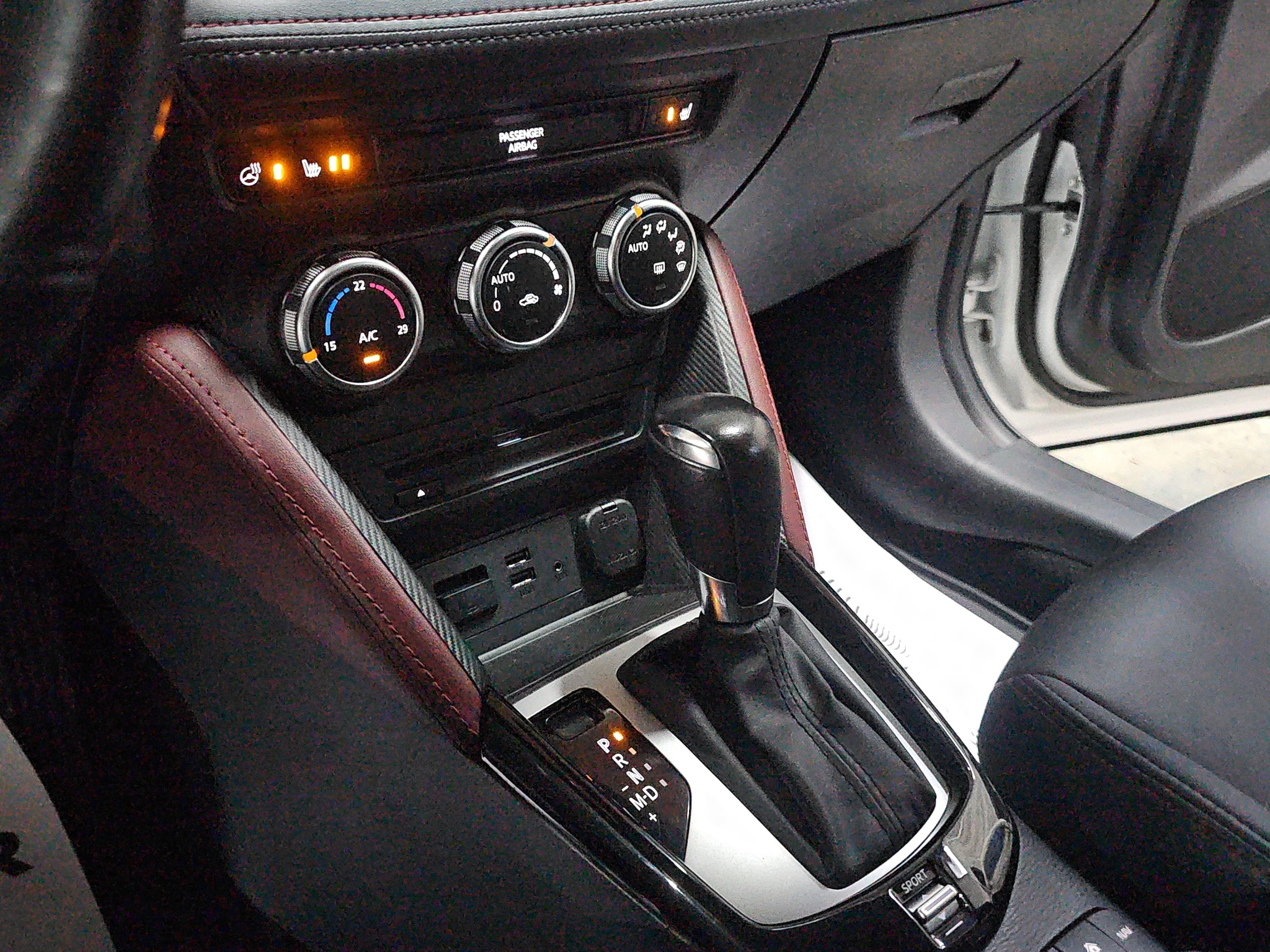 
								Mazda CX-3 AUTO/FU.LL full									