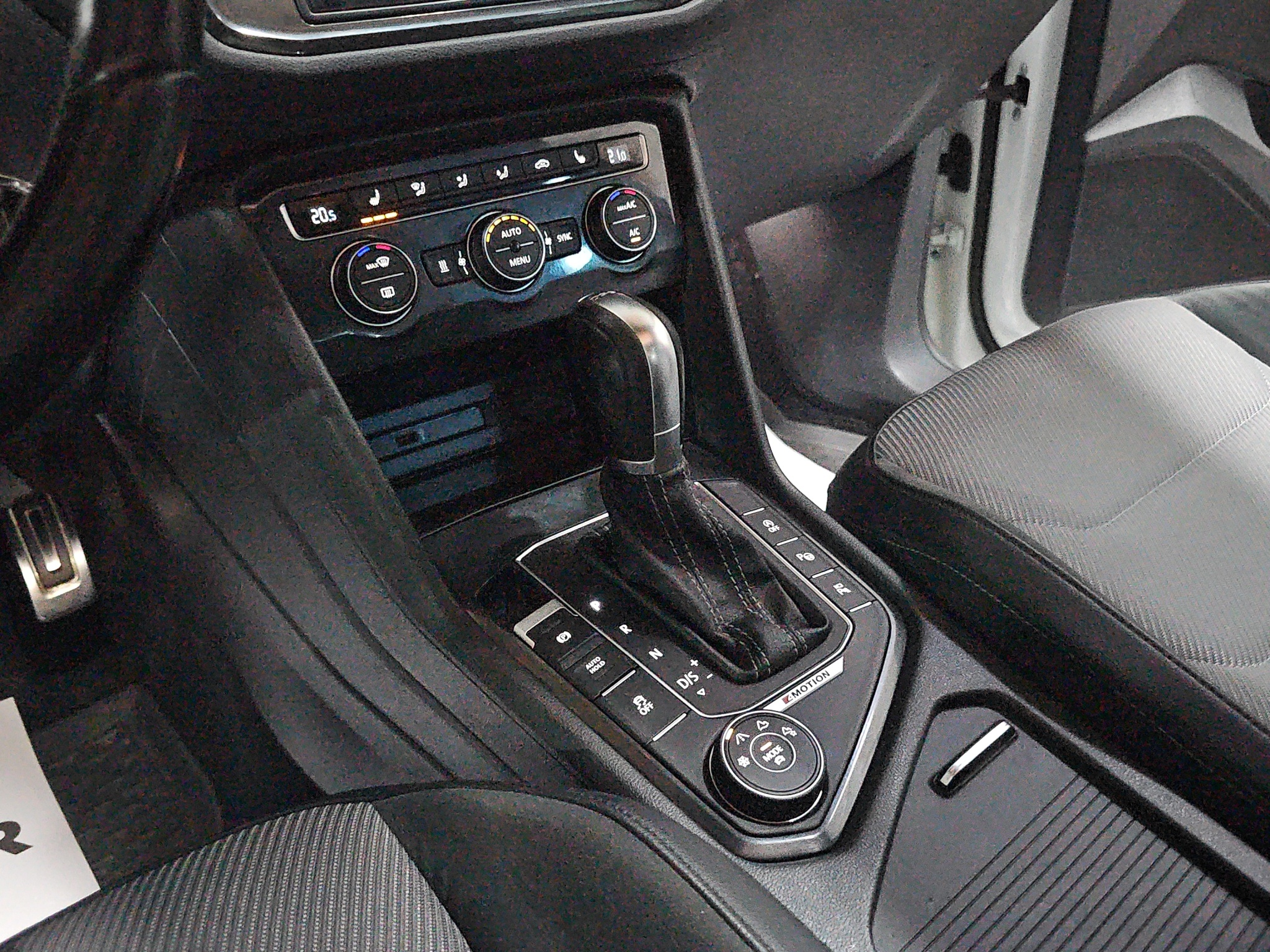 
								Volkswagen Tiguan R-line x2/4M/VIRT full									
