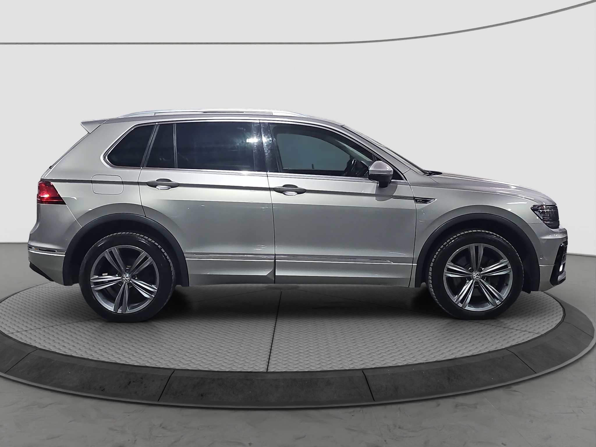 
								Volkswagen Tiguan R-line/4motion full									