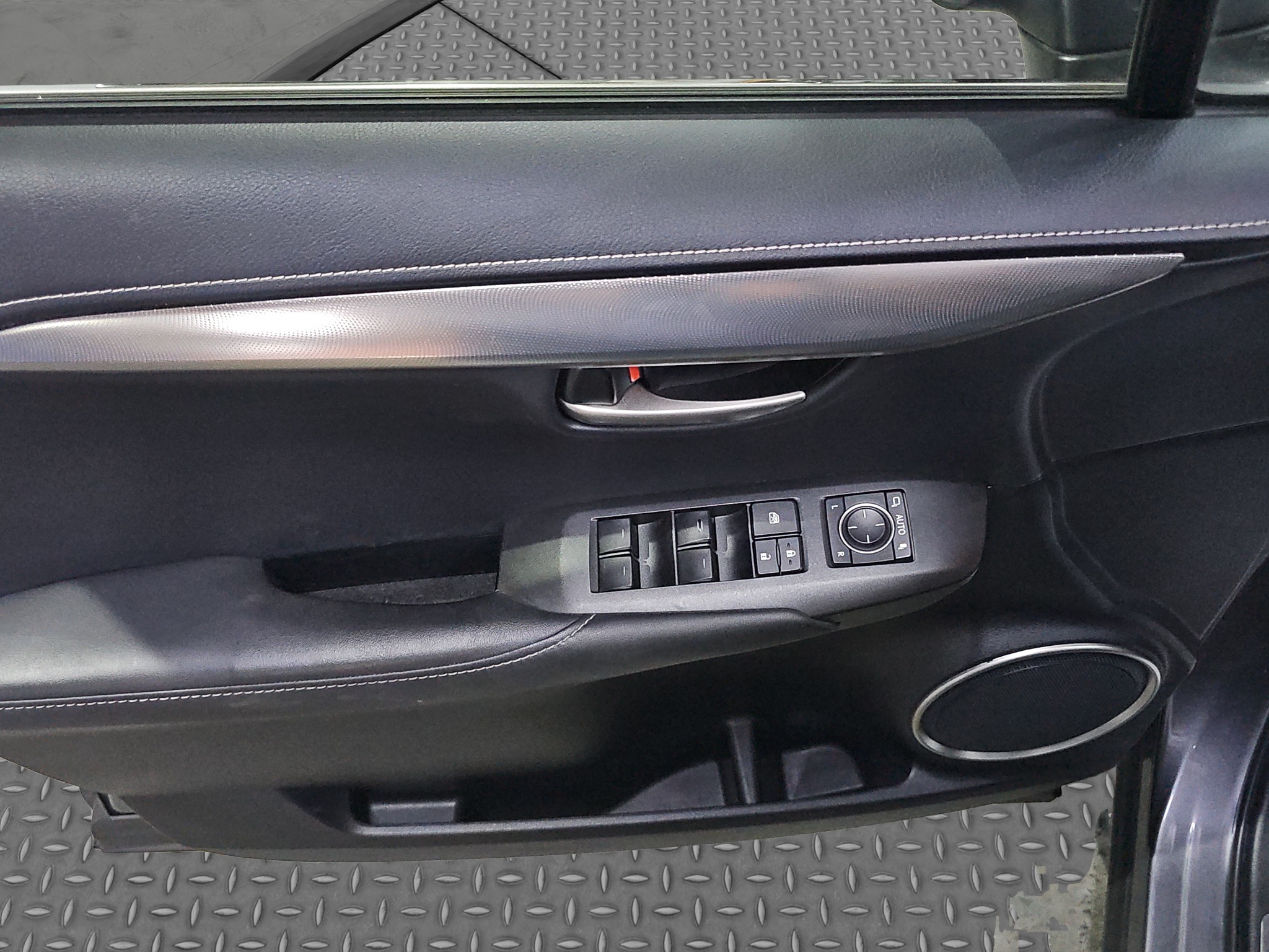 
								Lexus NX AWD/ODL.IČAN full									