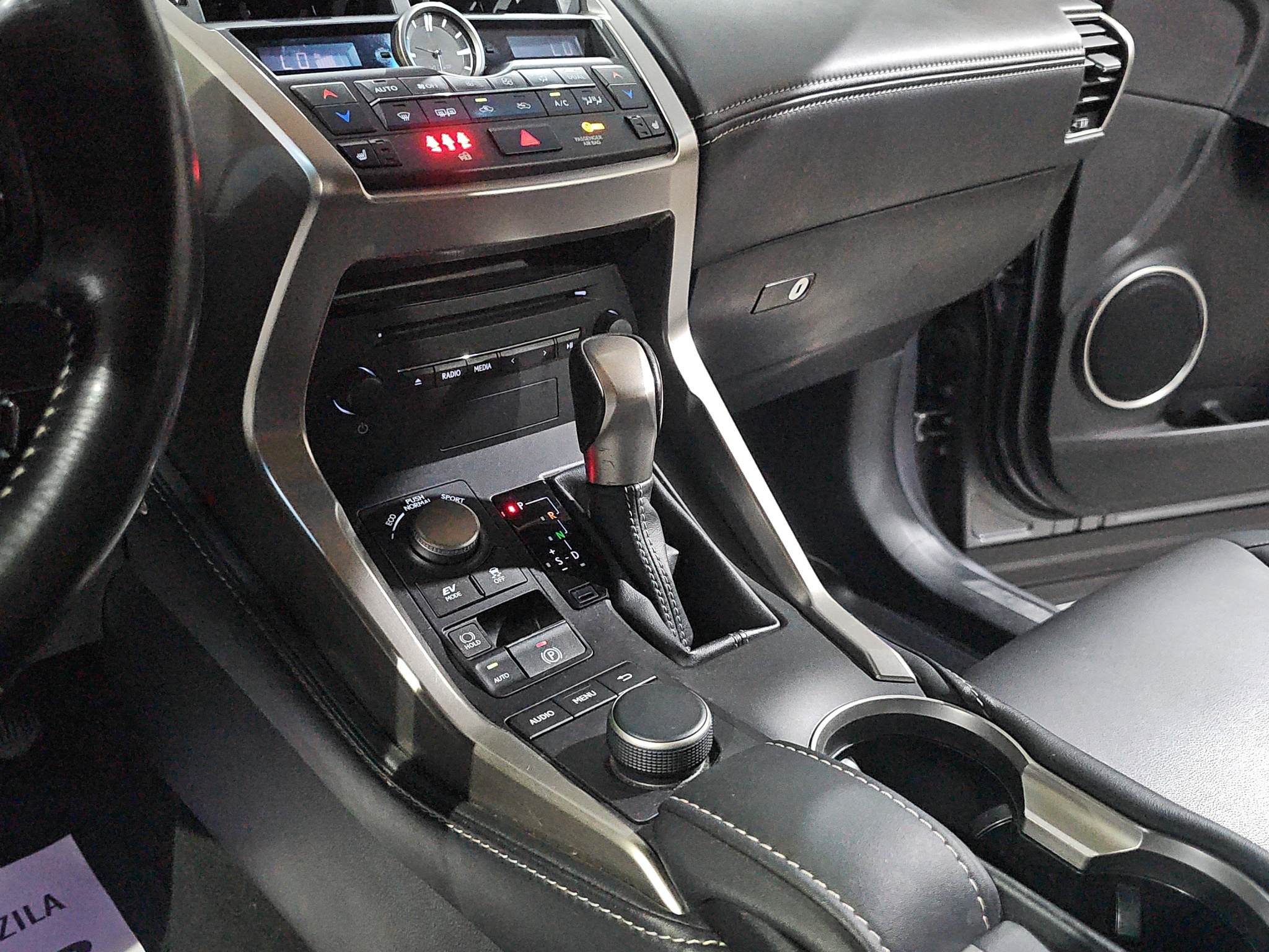 
								Lexus NX AWD/ODL.IČAN full									
