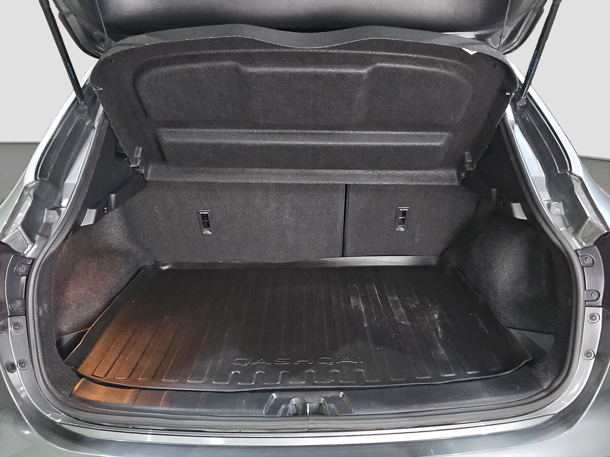 
								Nissan Qashqai TEKNA/AUTO/PAN full									