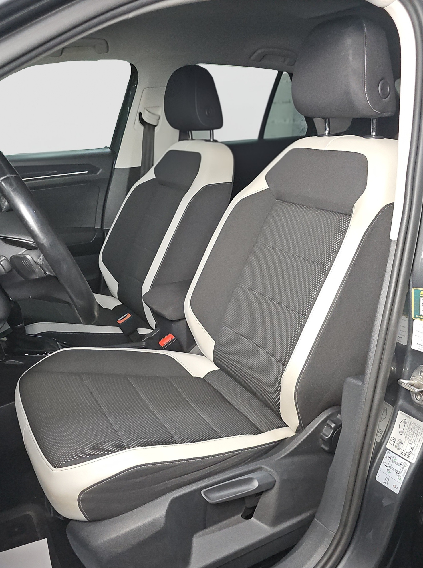 
								Volkswagen T-Roc AUTO/N.O.V/VIRT full									