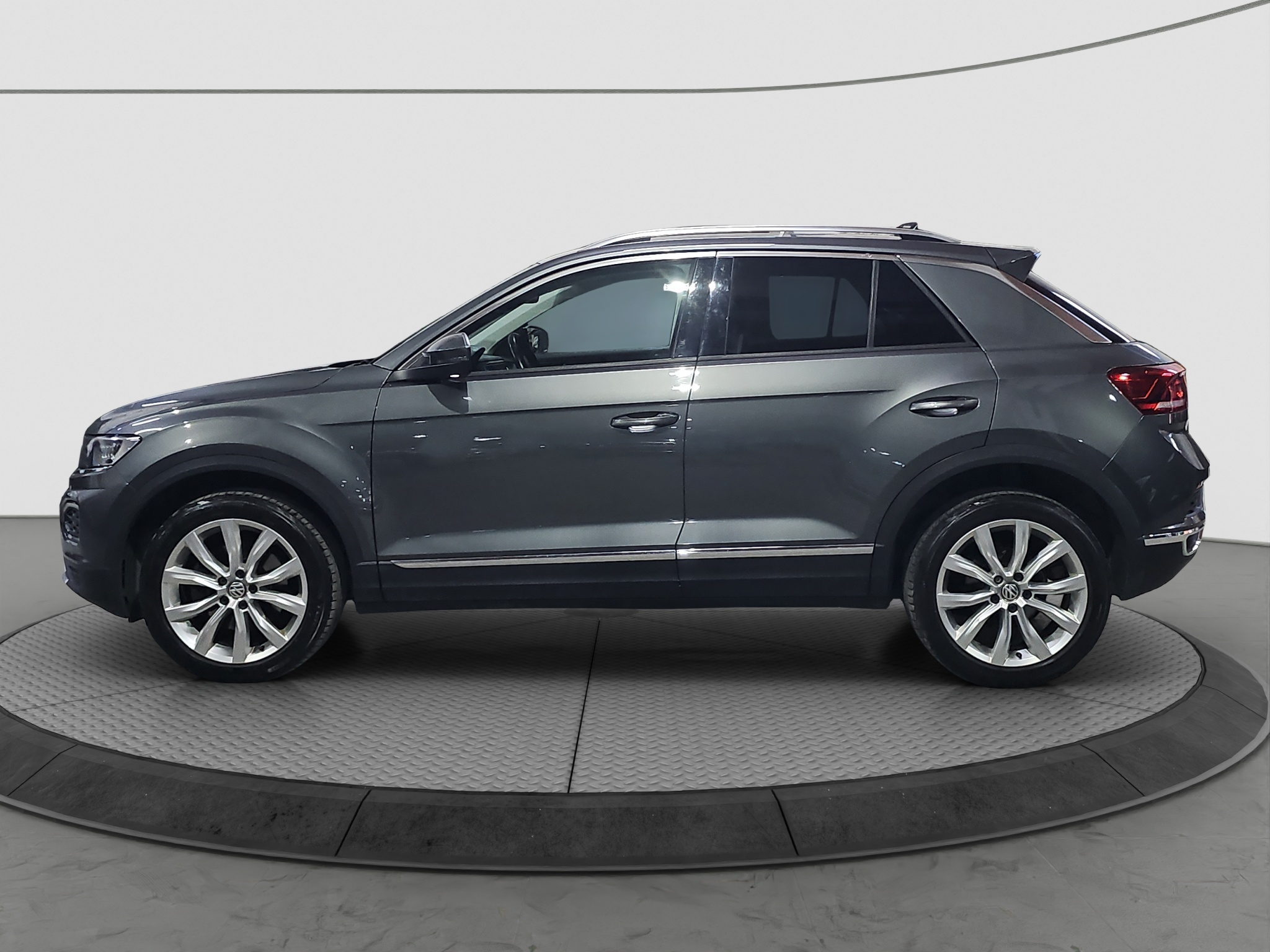 
								Volkswagen T-Roc AUTO/N.O.V/VIRT full									