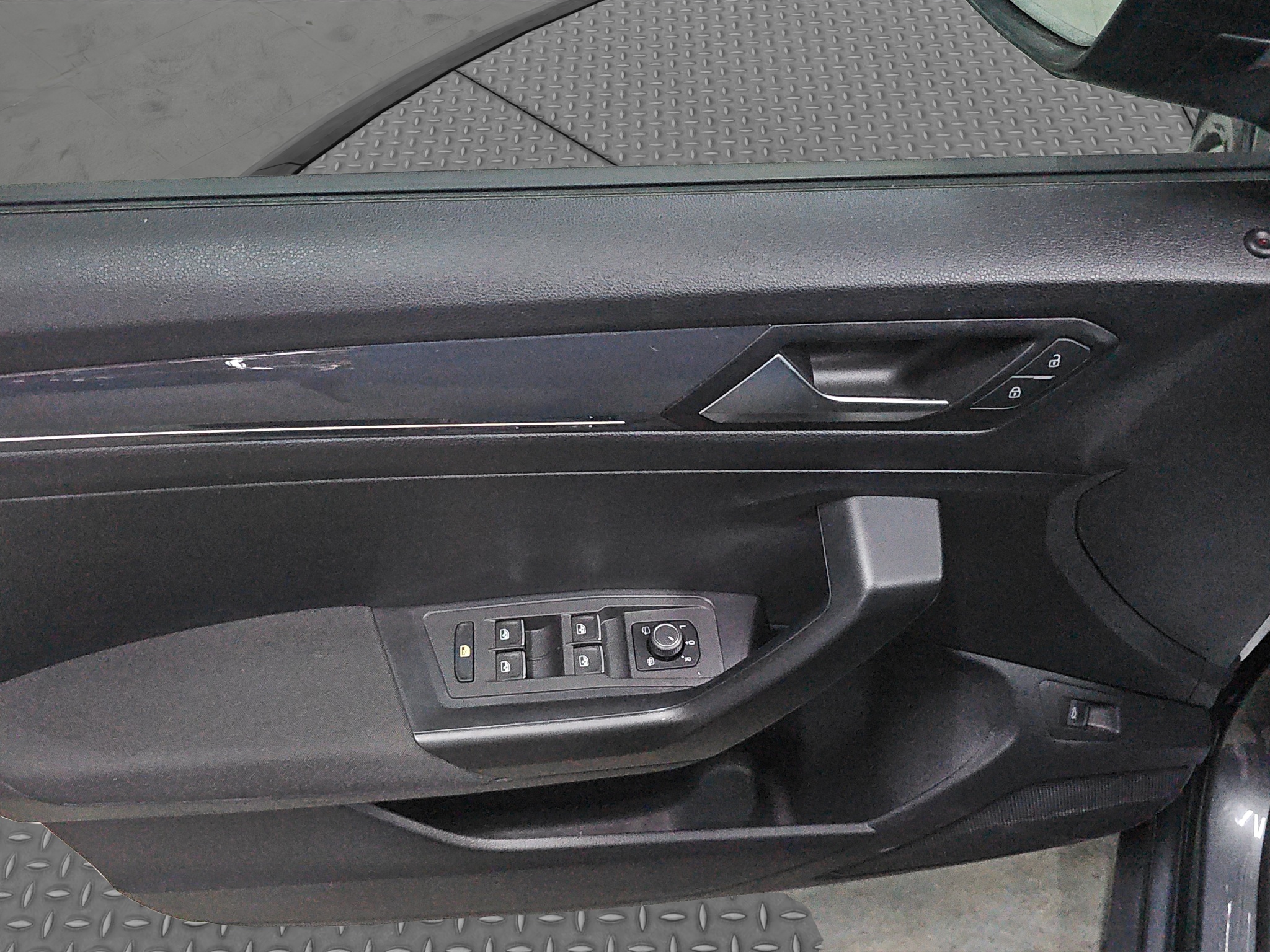 
								Volkswagen T-Roc AUTO/N.O.V/VIRT full									