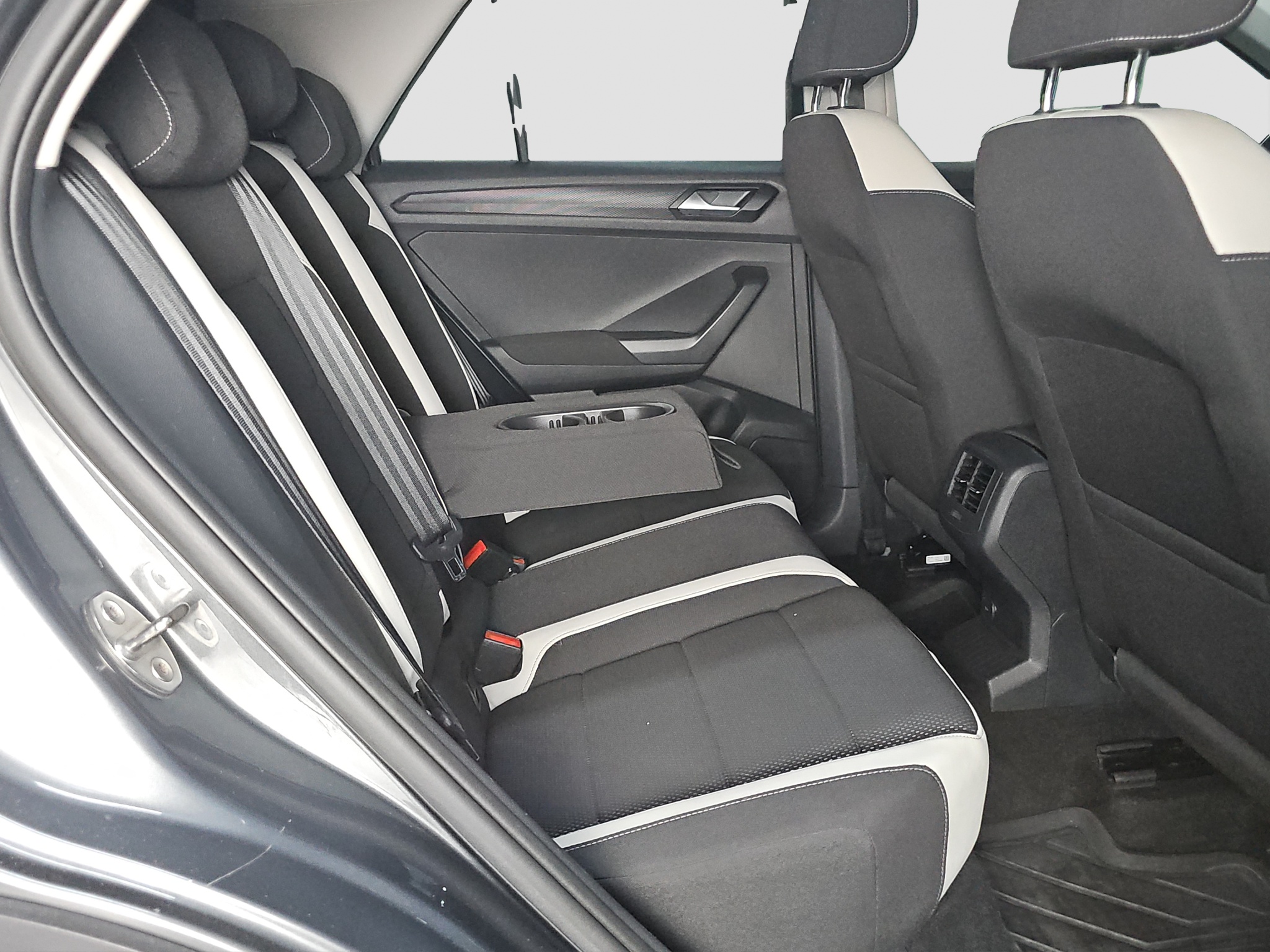 
								Volkswagen T-Roc AUTO/N.O.V/VIRT full									