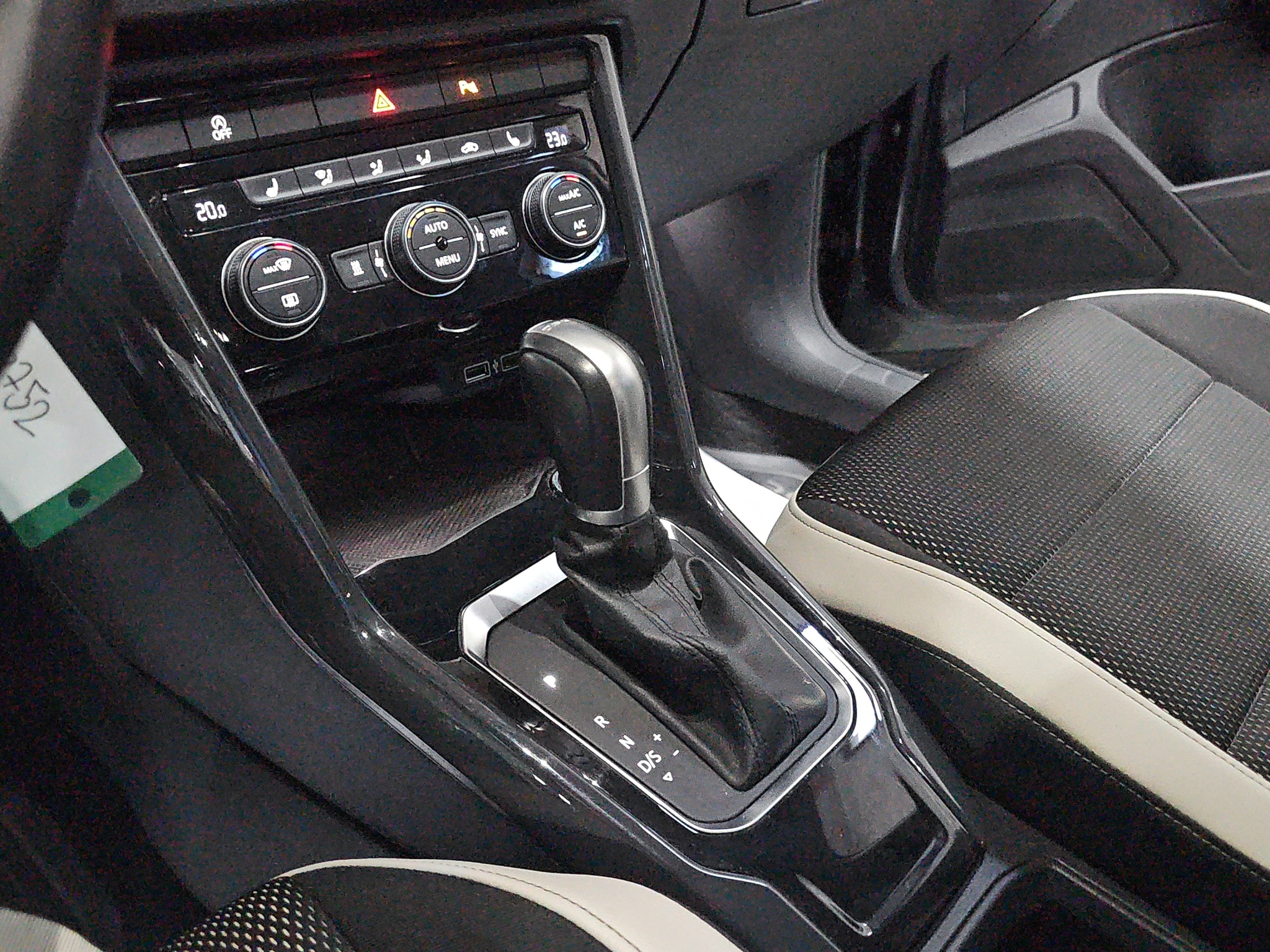 
								Volkswagen T-Roc AUTO/N.O.V/VIRT full									