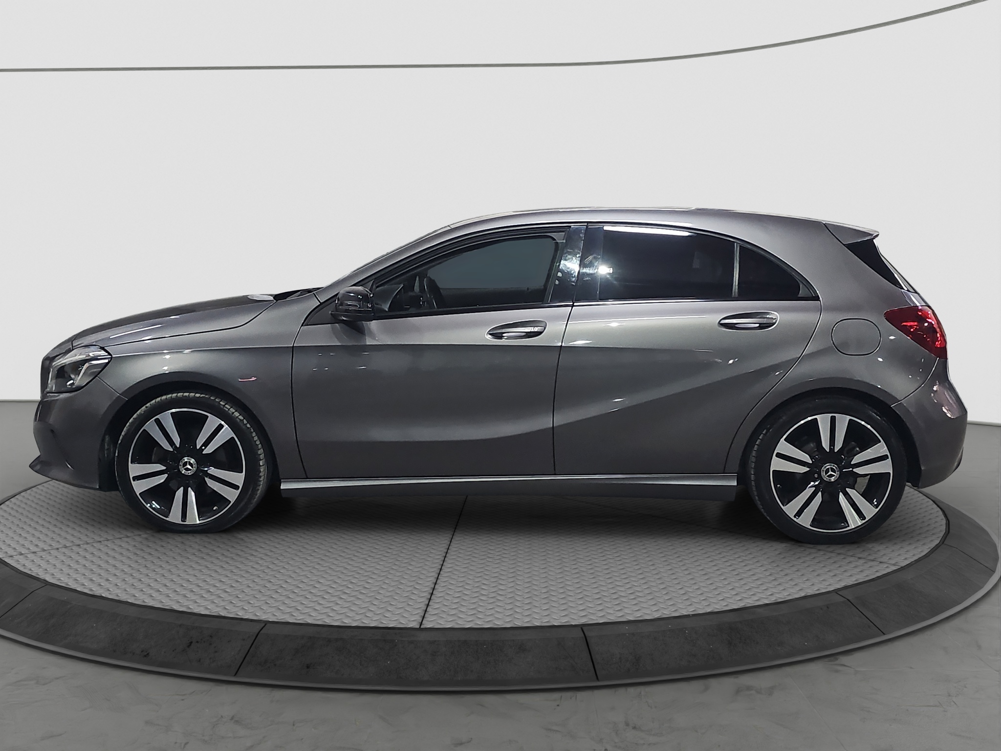 
								Mercedes Benz A 180 AUTO/ODLI.ČAN full									
