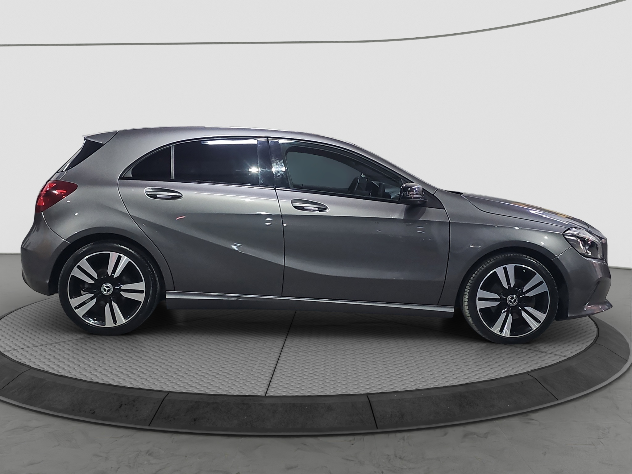 
								Mercedes Benz A 180 AUTO/ODLI.ČAN full									