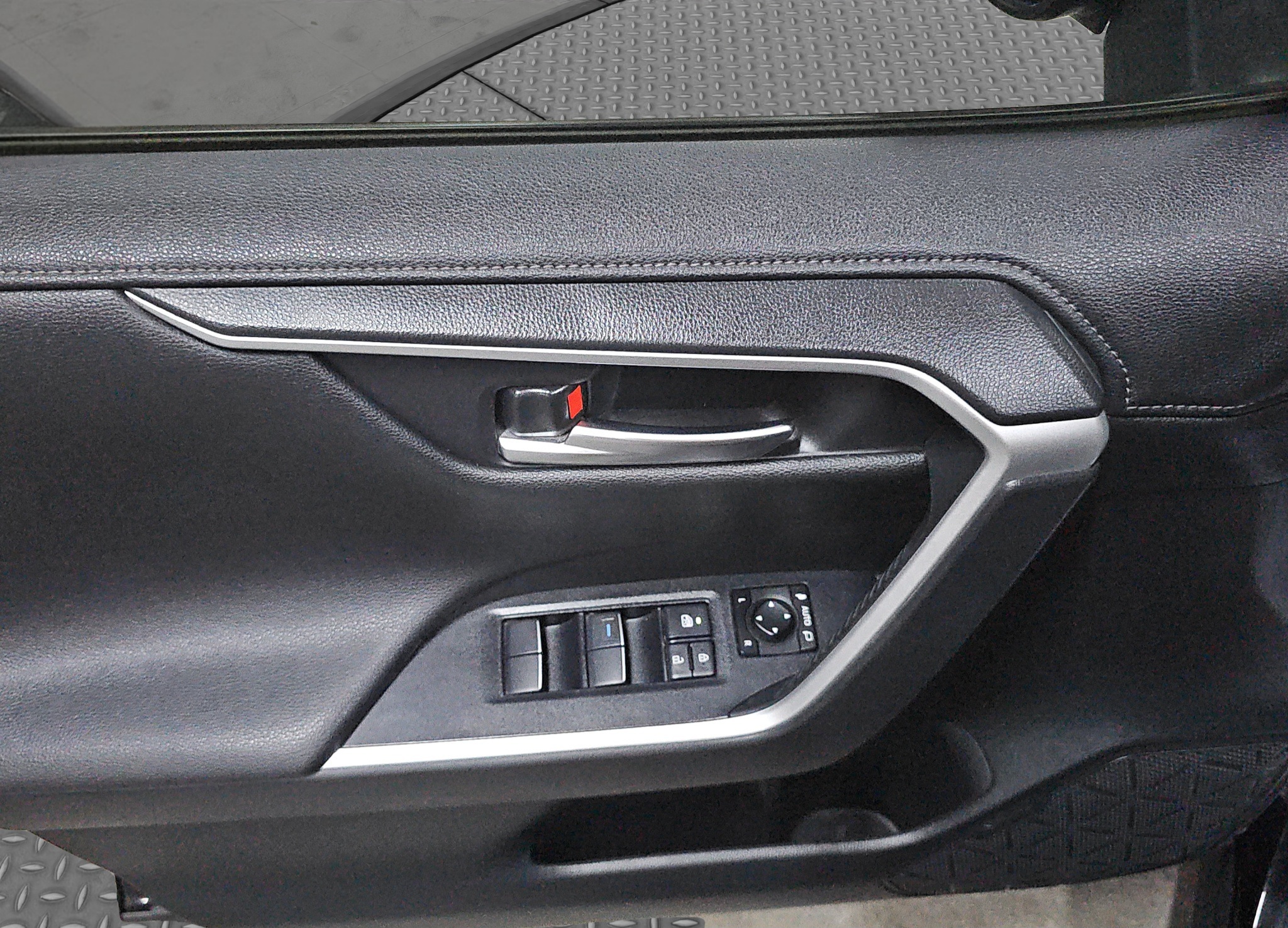 
								Toyota RAV 4 full									