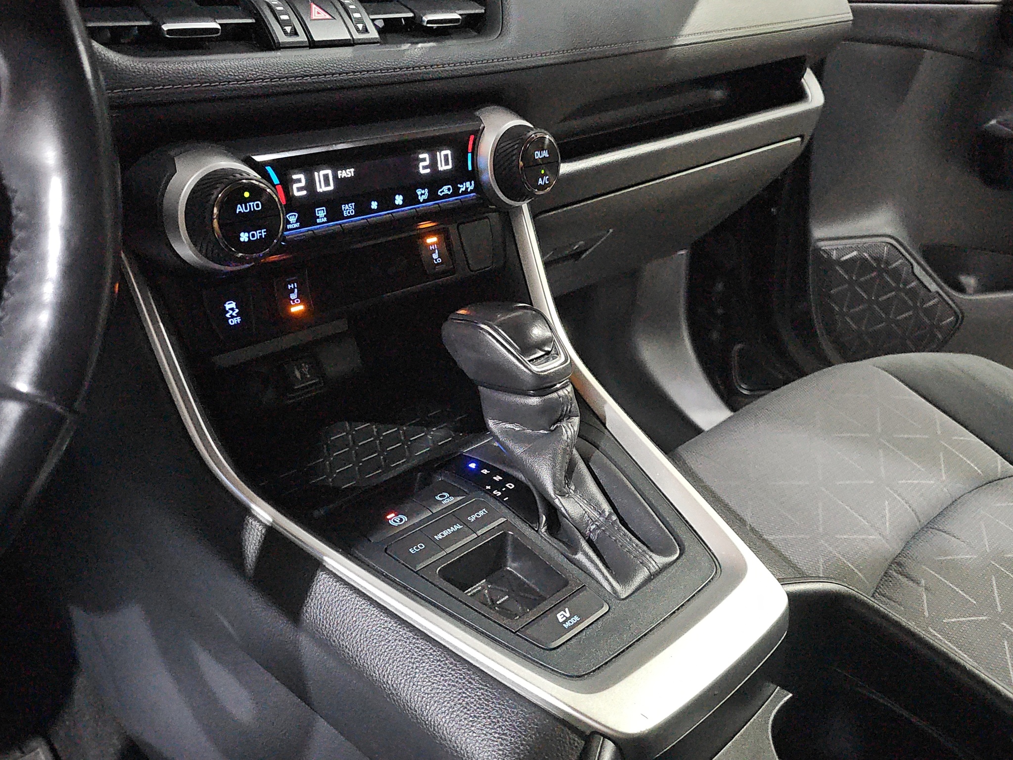 
								Toyota RAV 4 full									